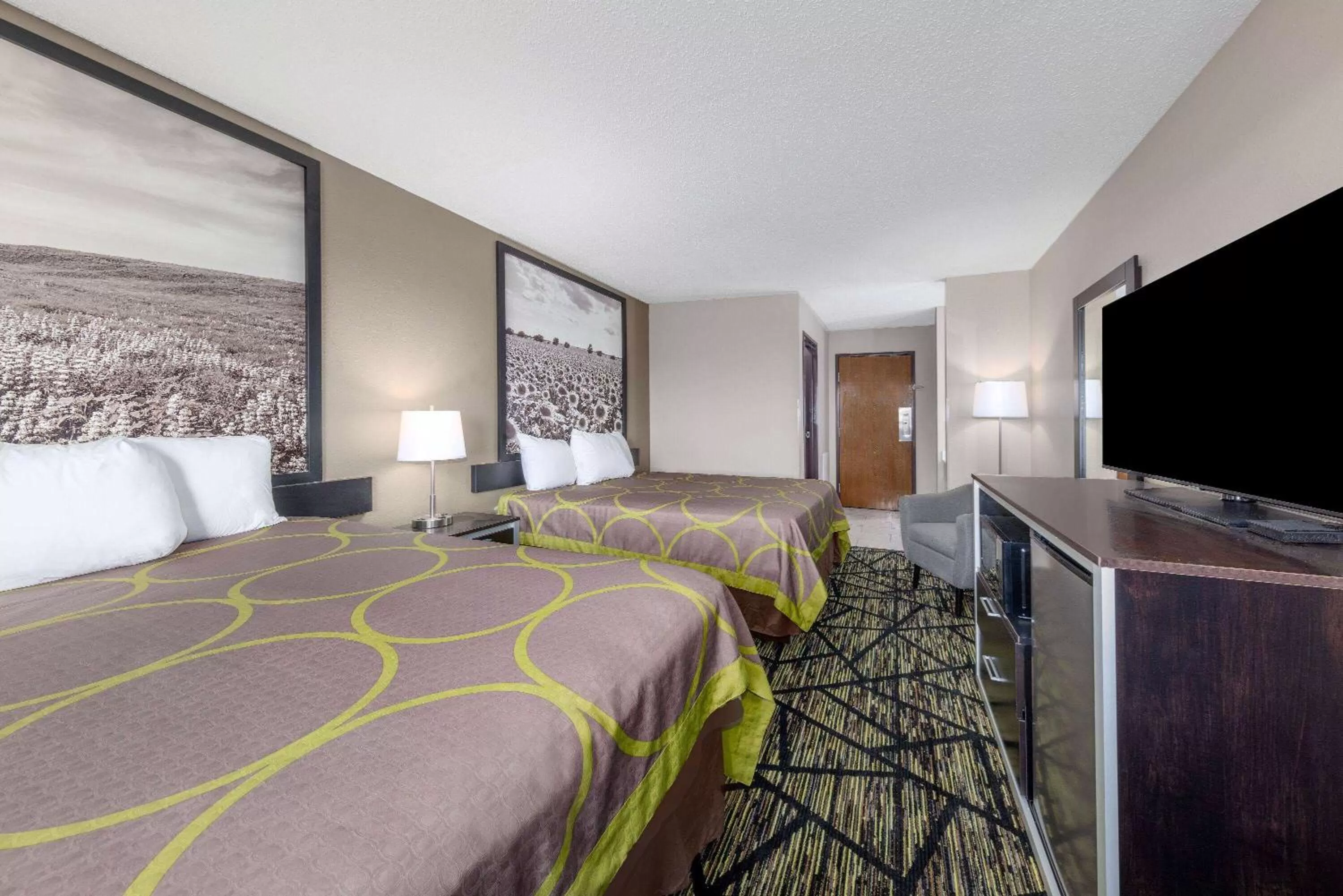 Photo of the whole room, Bed in Super 8 by Wyndham Pratt