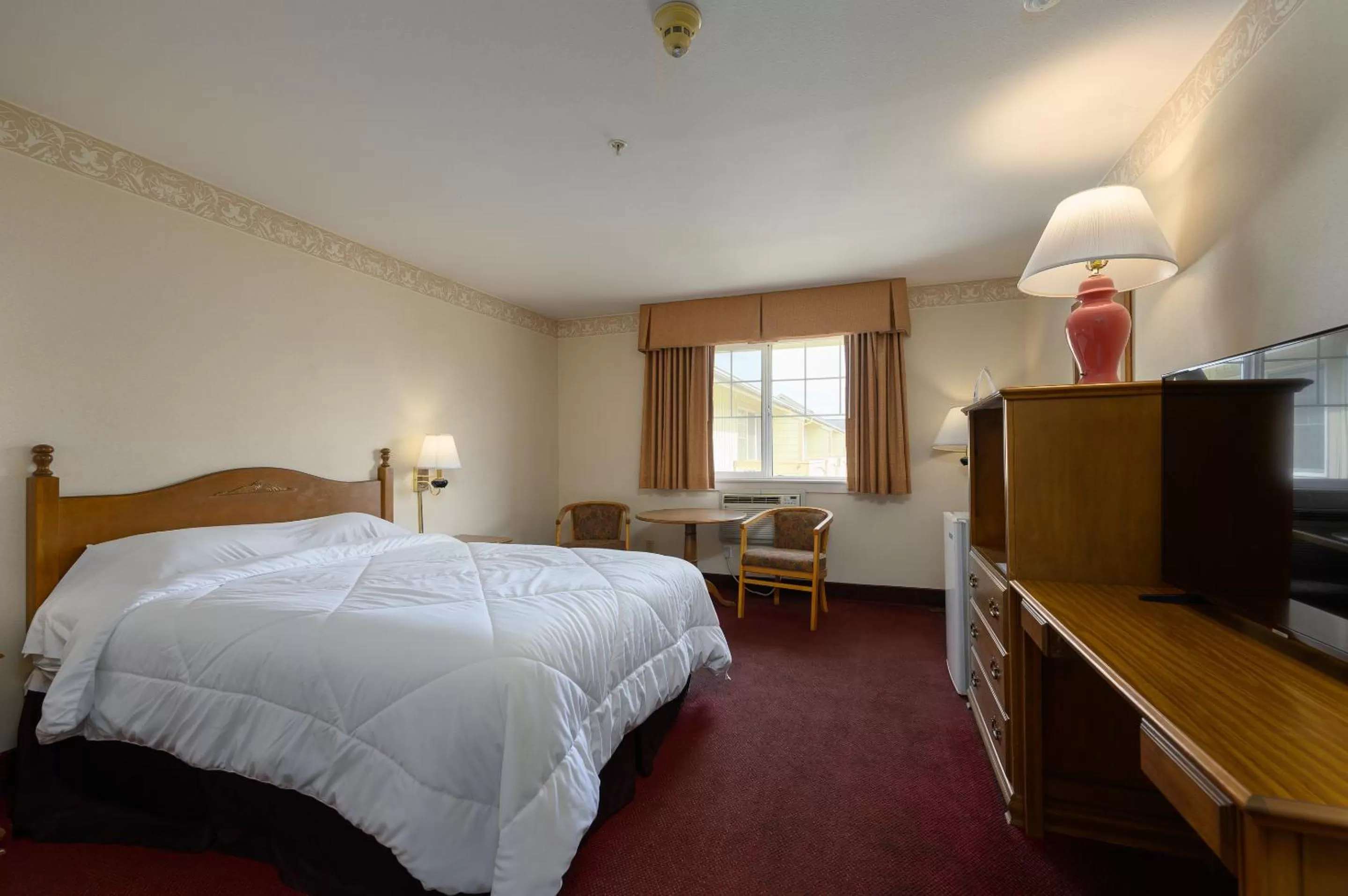 Bed in Three Rivers Inn Sedro Woolley
