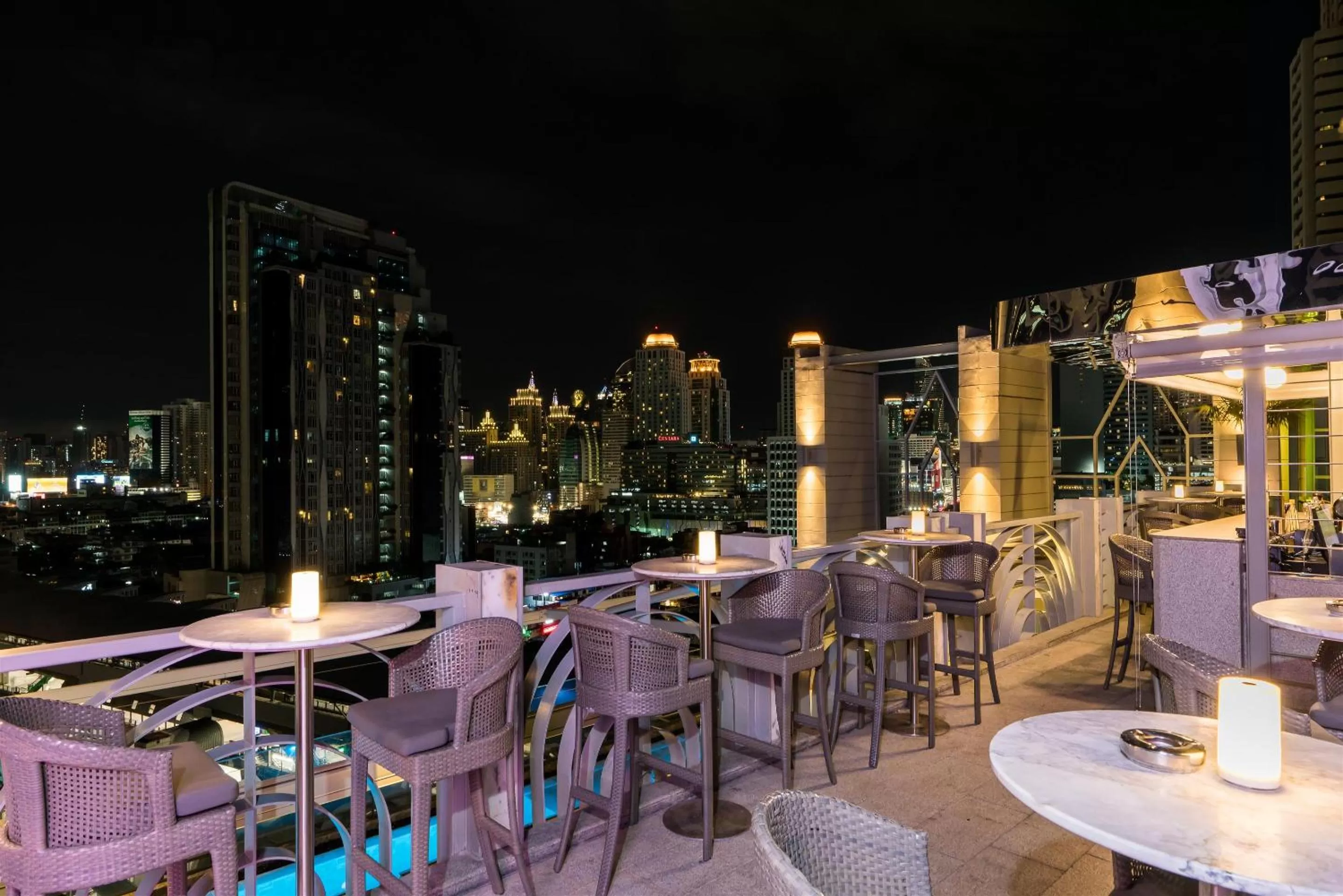 Restaurant/places to eat in Akara Hotel