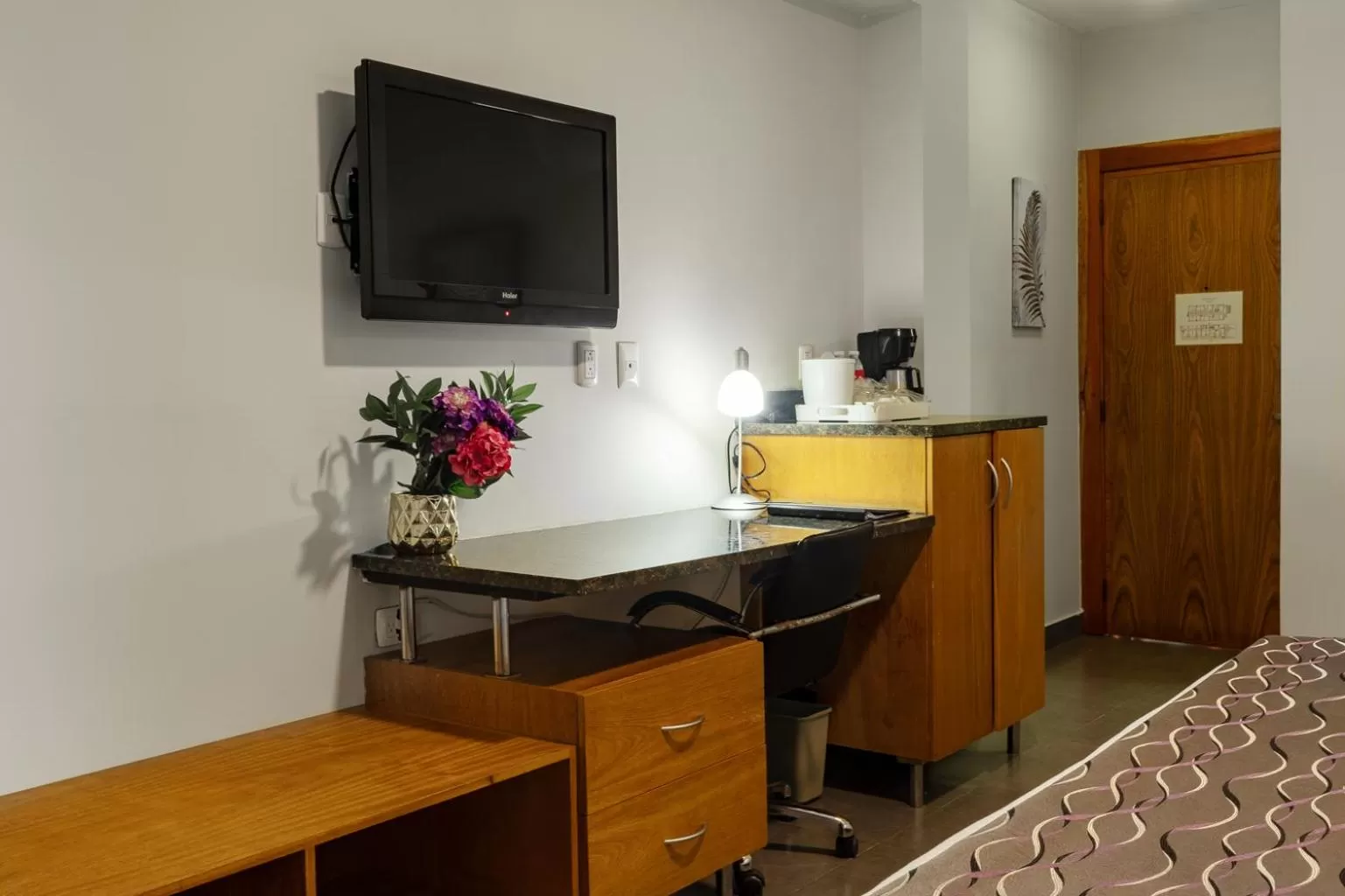 Communal lounge/ TV room, Bed in Hotel Aladino