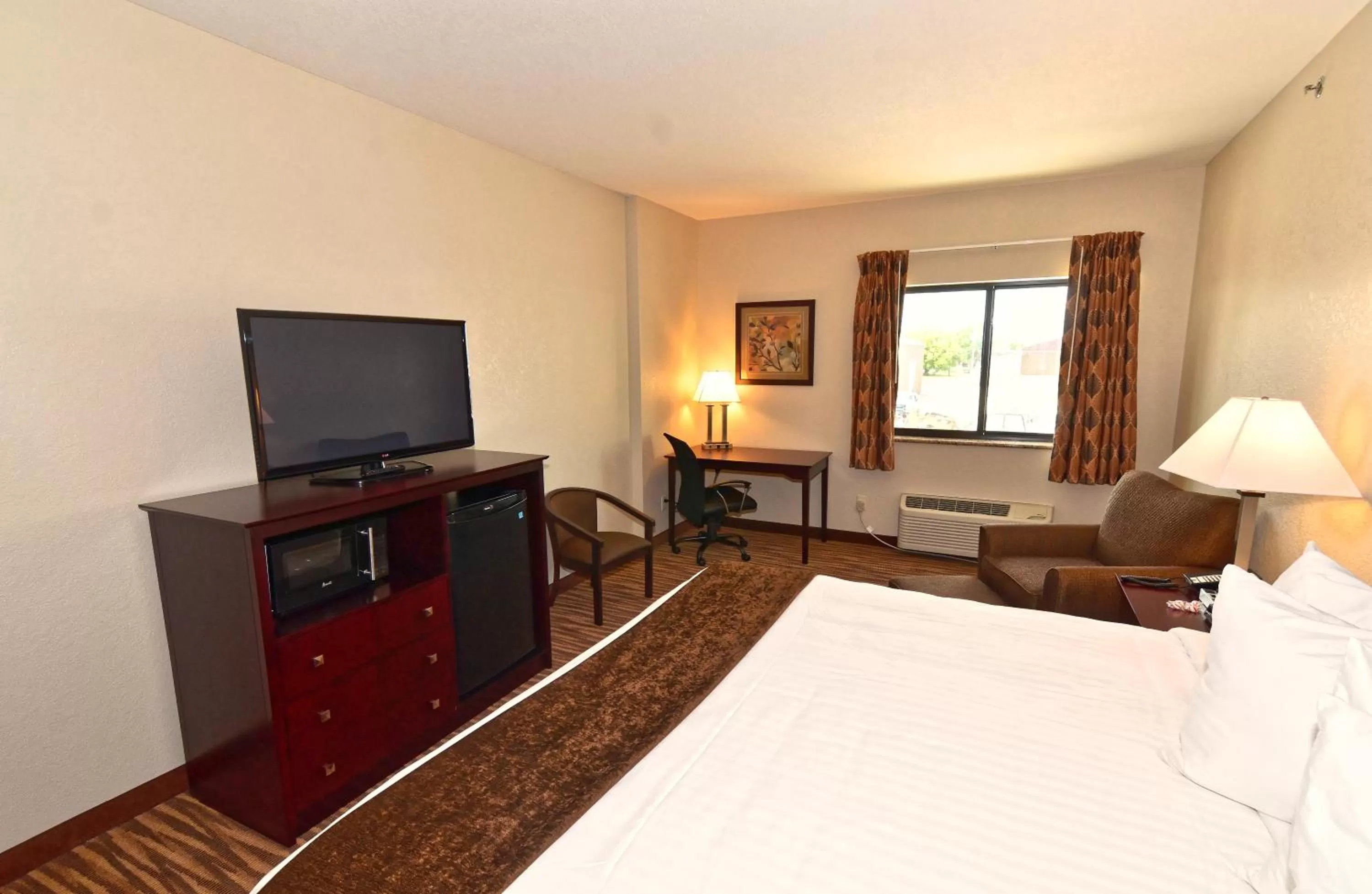 TV and multimedia, Bed in Cobblestone Inn & Suites - Clarion