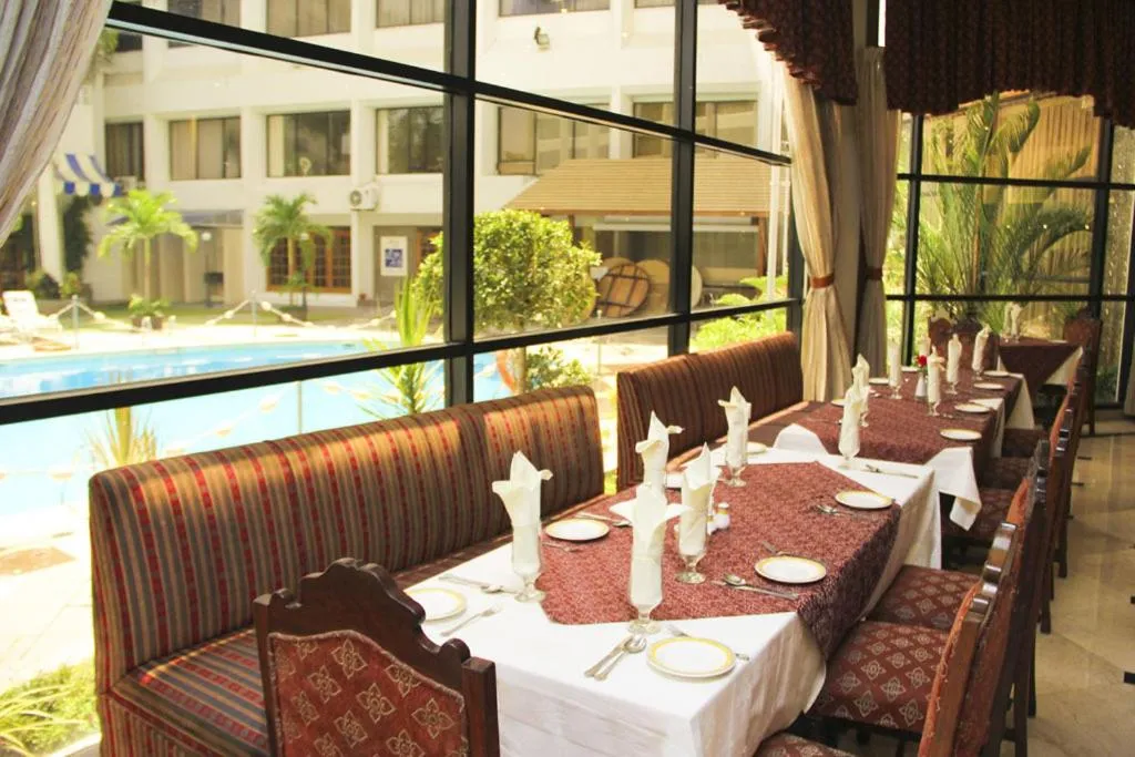 Restaurant/places to eat in Regent Plaza Hotel & Convention Center