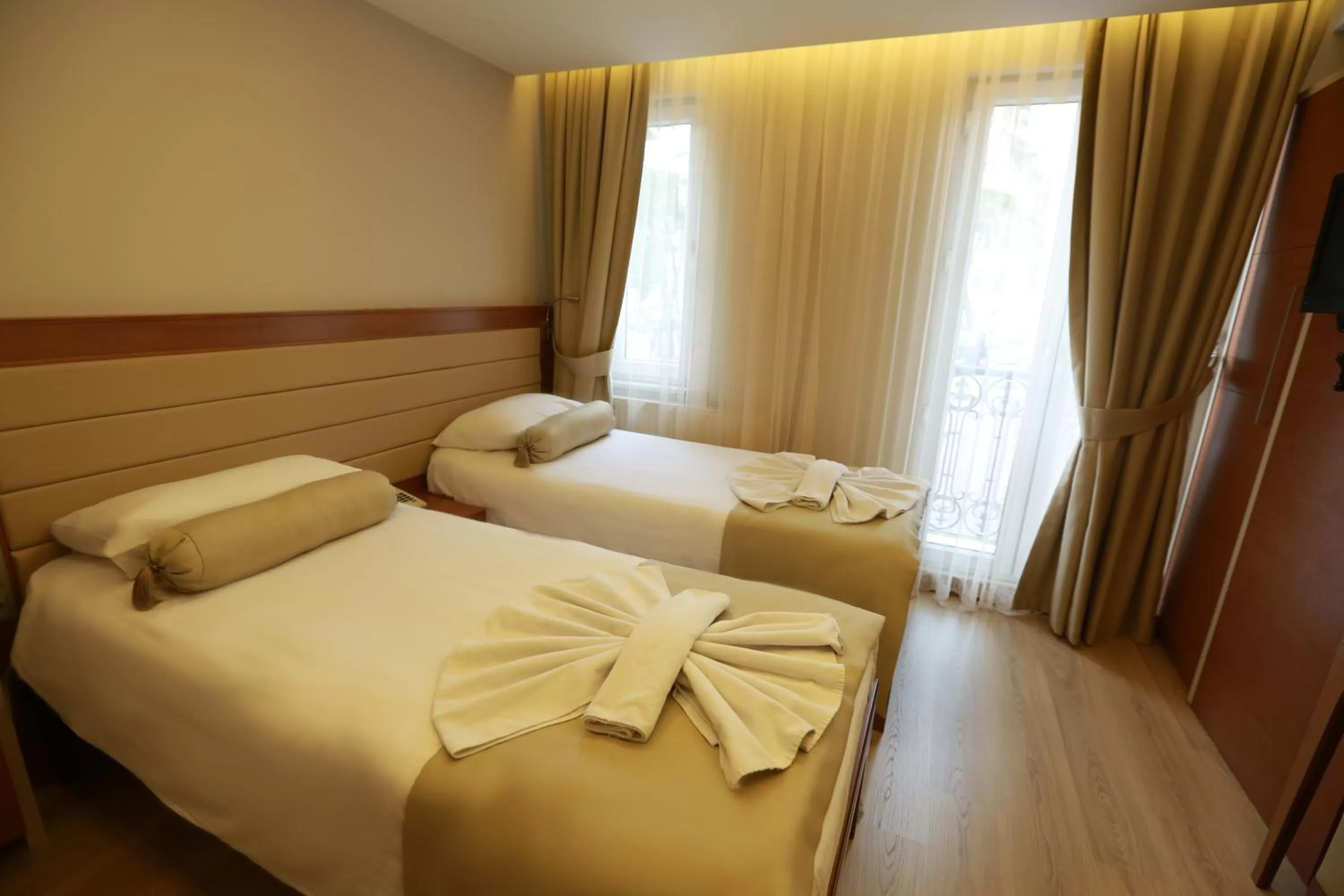 cot, Bed in Sirkeci Park Hotel