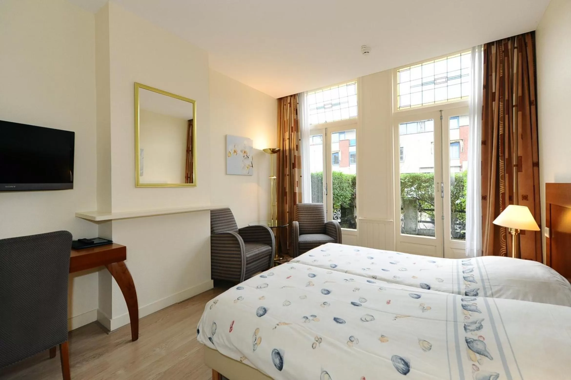 Seating area, Bed in Hotel Bor Scheveningen