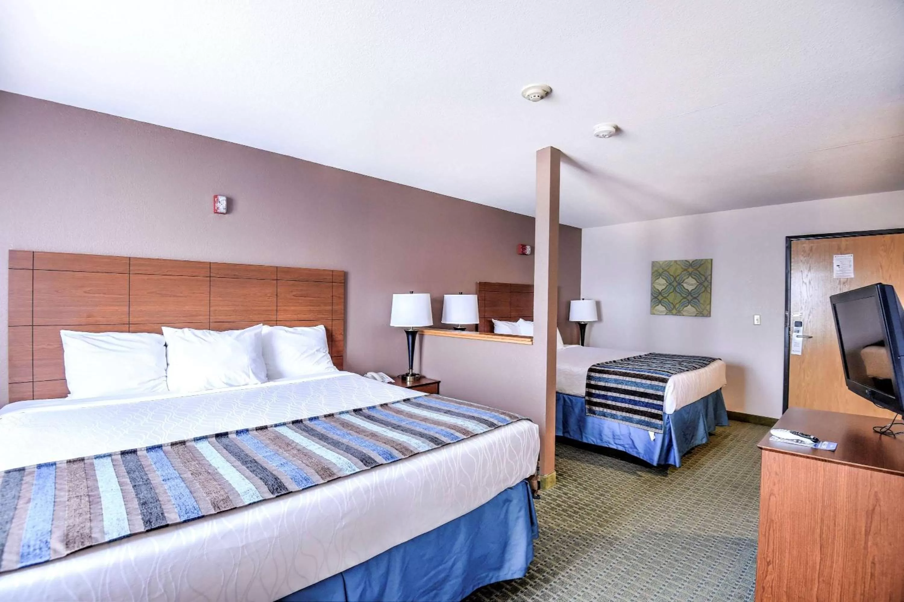 Photo of the whole room, Bed in SureStay Hotel by Best Western Ottawa