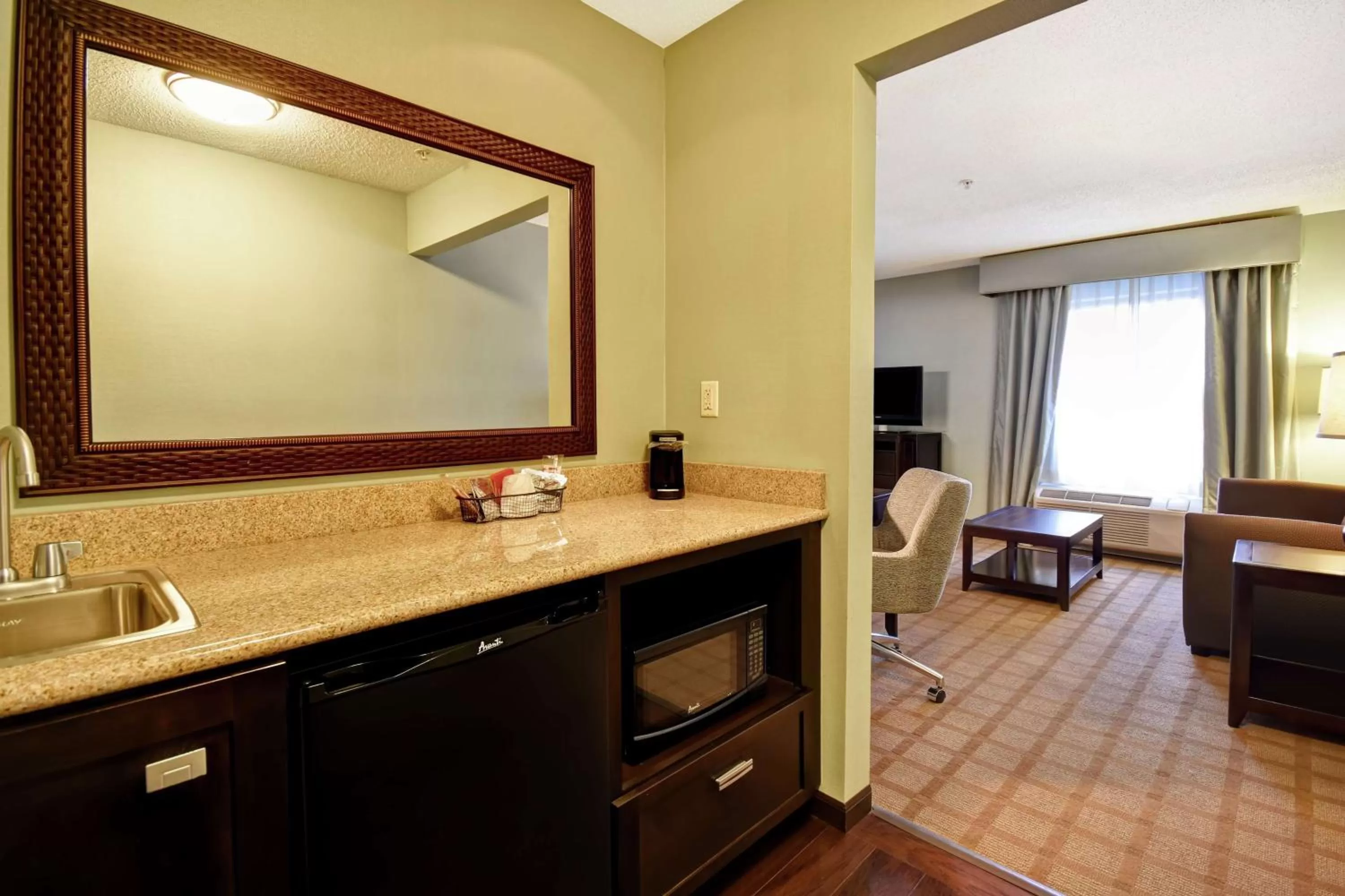 Living room in Hampton Inn & Suites Detroit-Canton