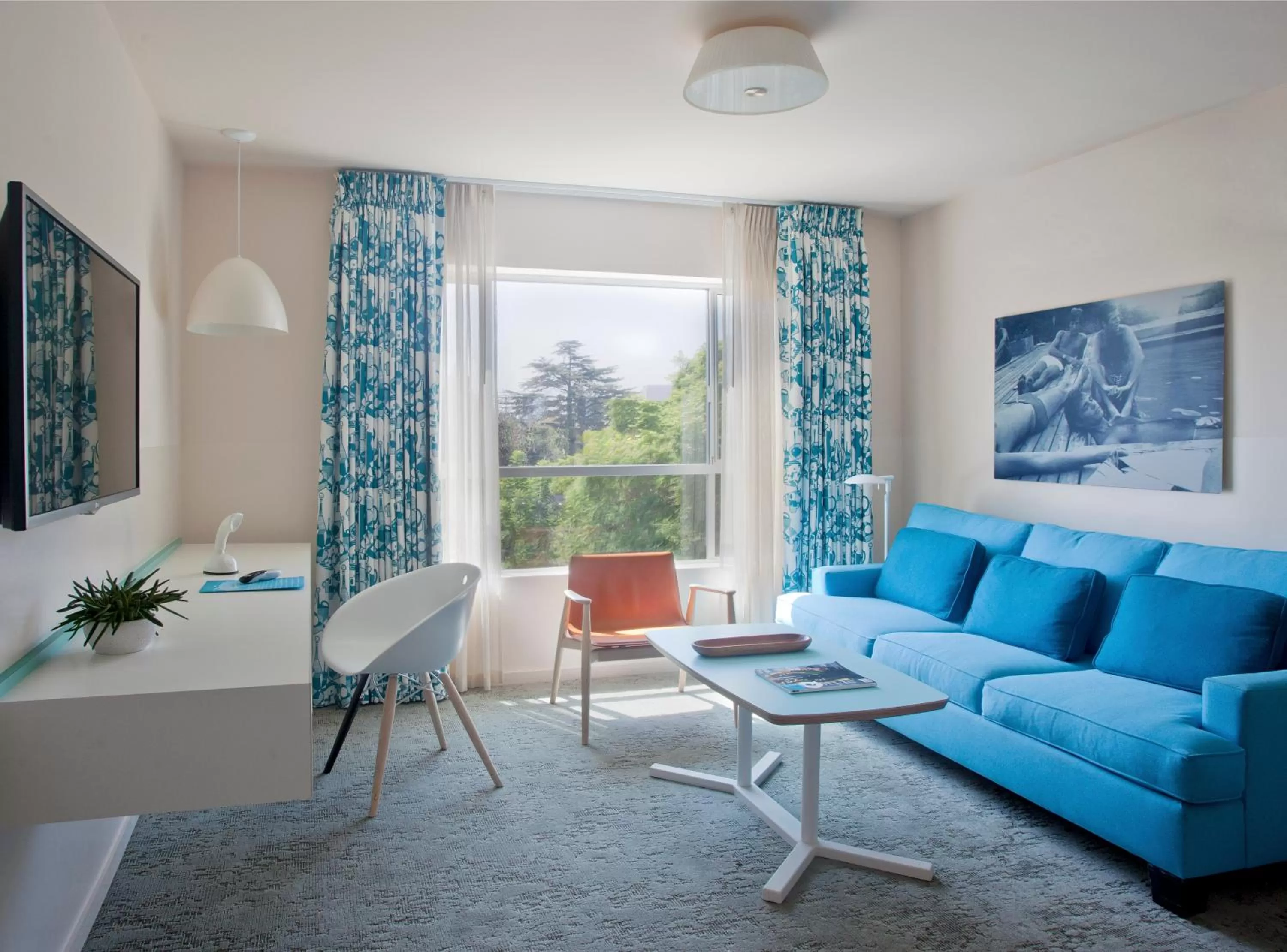 Living room in The Beverly Laurel Hotel at West Hollywood