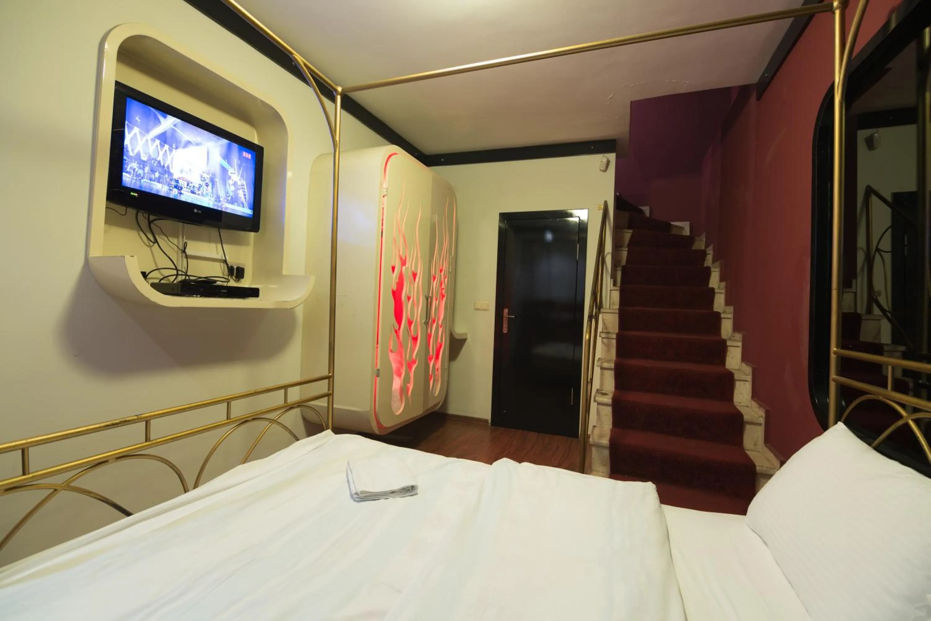 Photo of the whole room, Bed in Element Suites