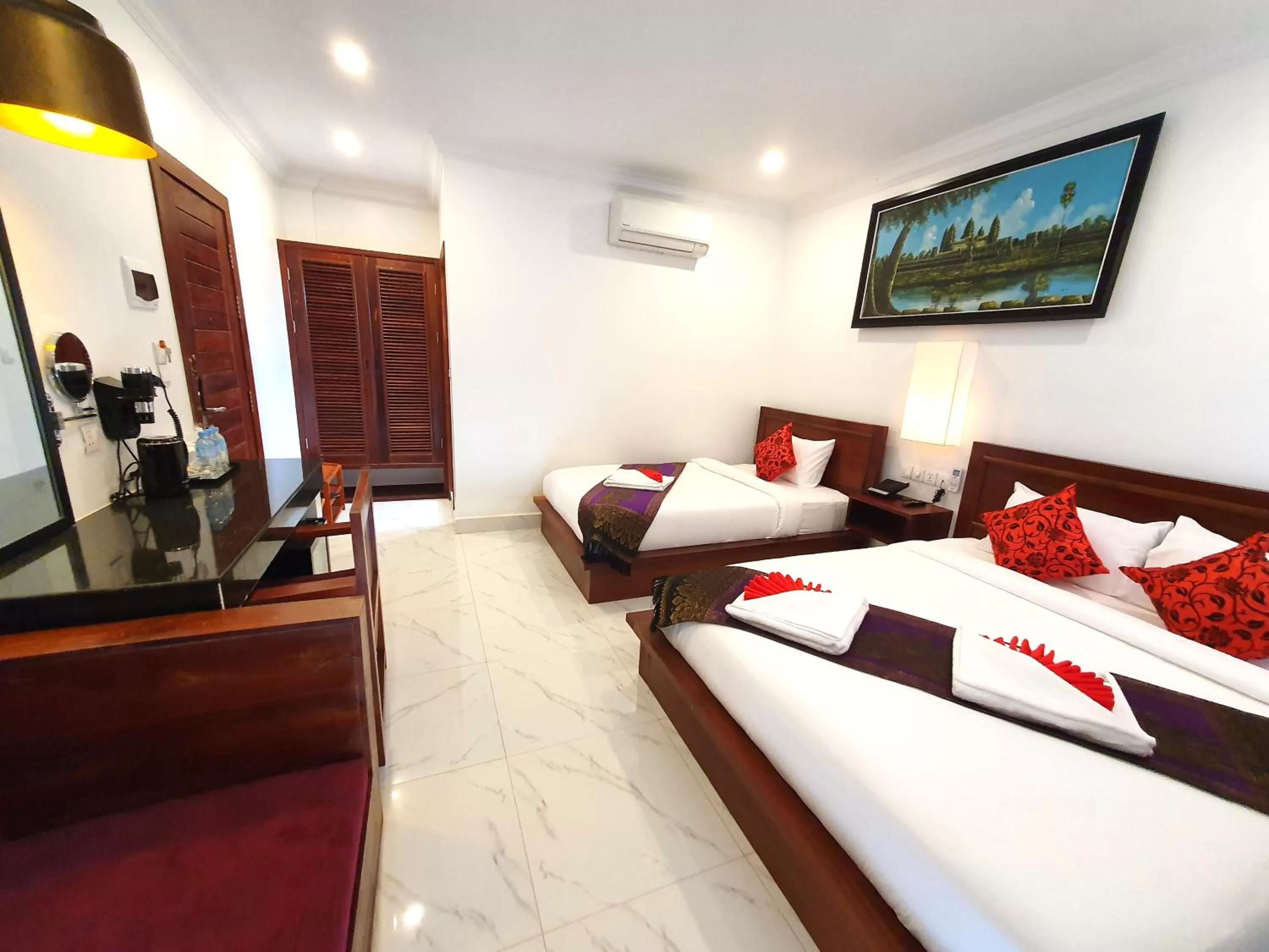 Photo of the whole room, Bed in Long Night Siem Reap Hotel