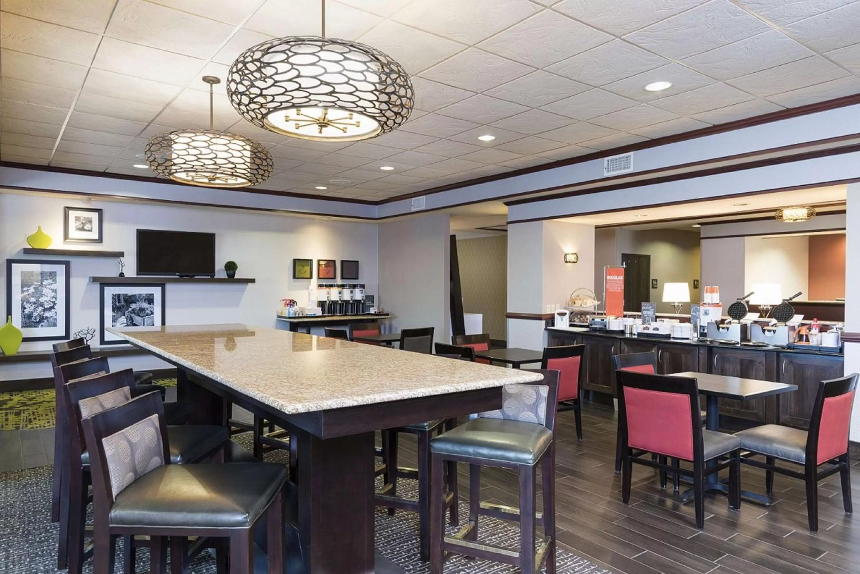 Dining area in Hampton Inn Mount Pleasant