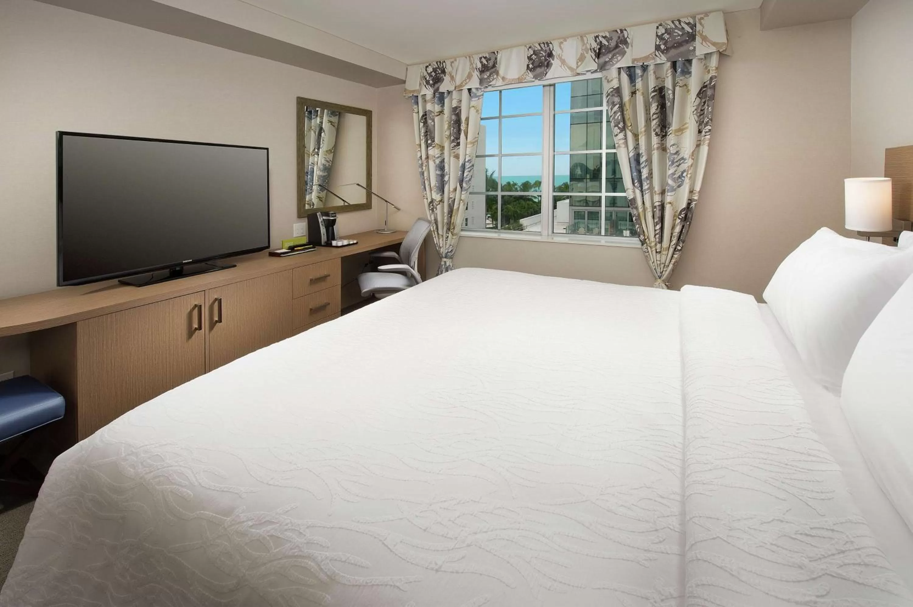 Bedroom, Bed in Hilton Garden Inn Miami South Beach