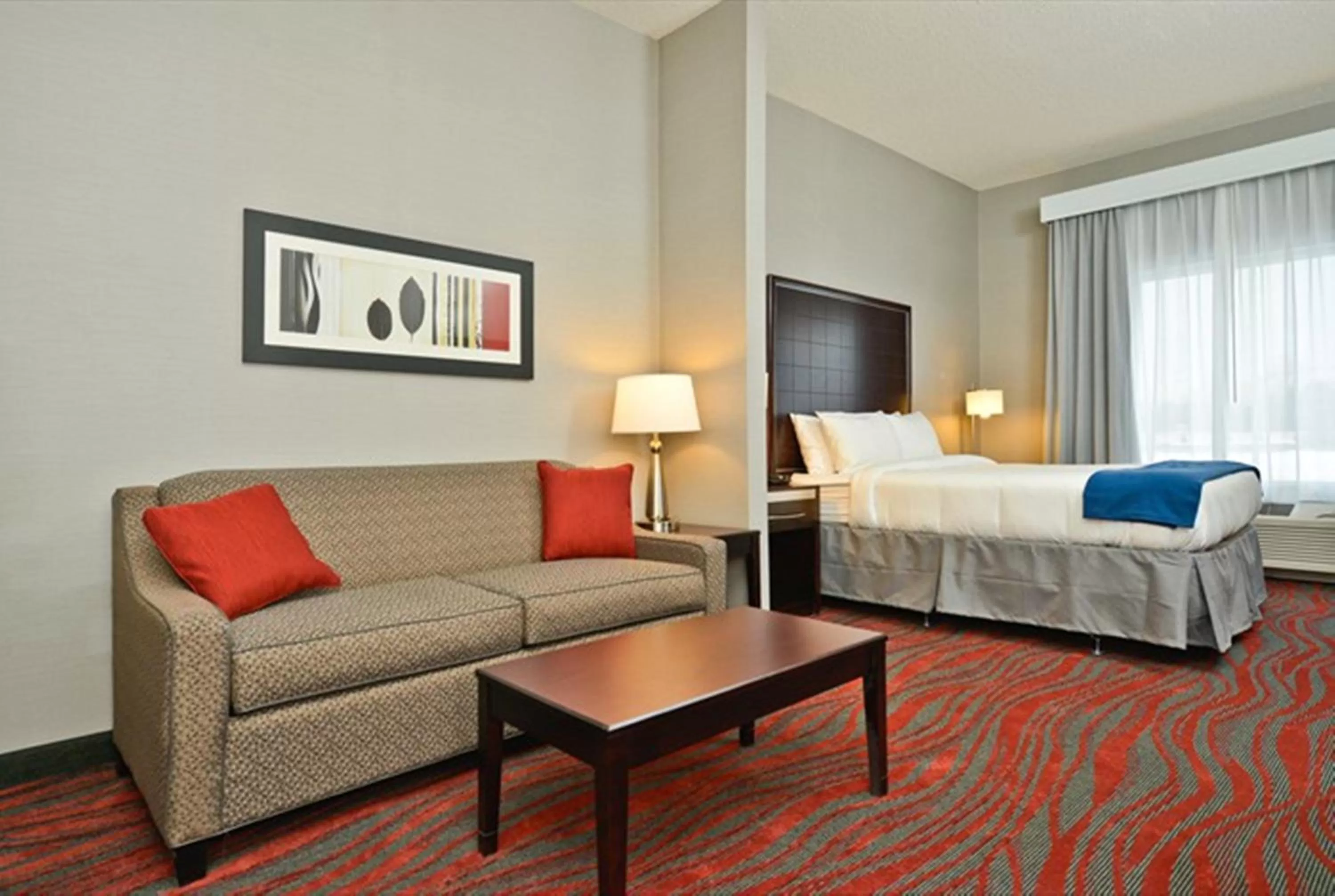 Photo of the whole room, Bed in Holiday Inn Express & Suites Utica by IHG