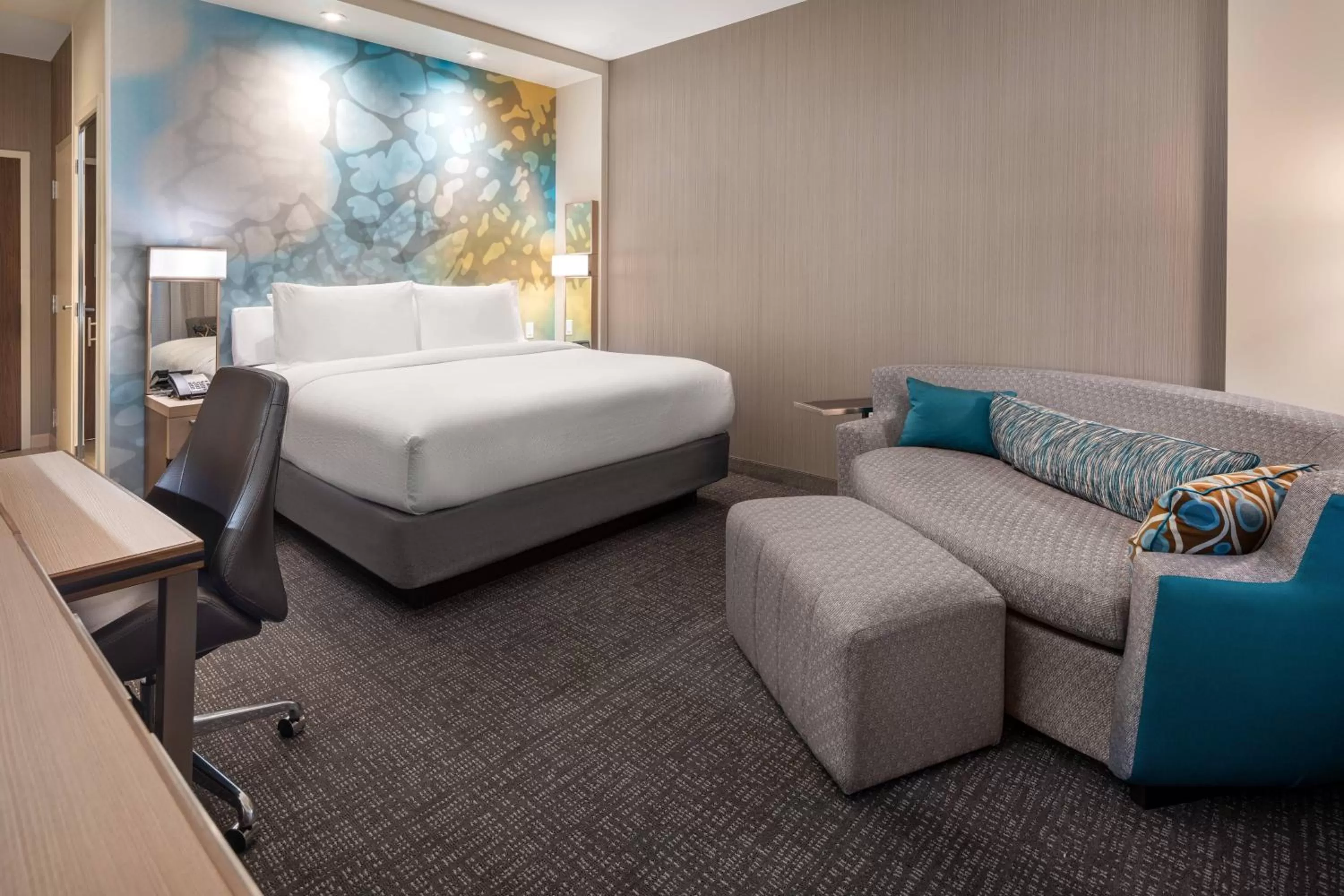 Photo of the whole room, Bed in Courtyard by Marriott Petaluma Sonoma County