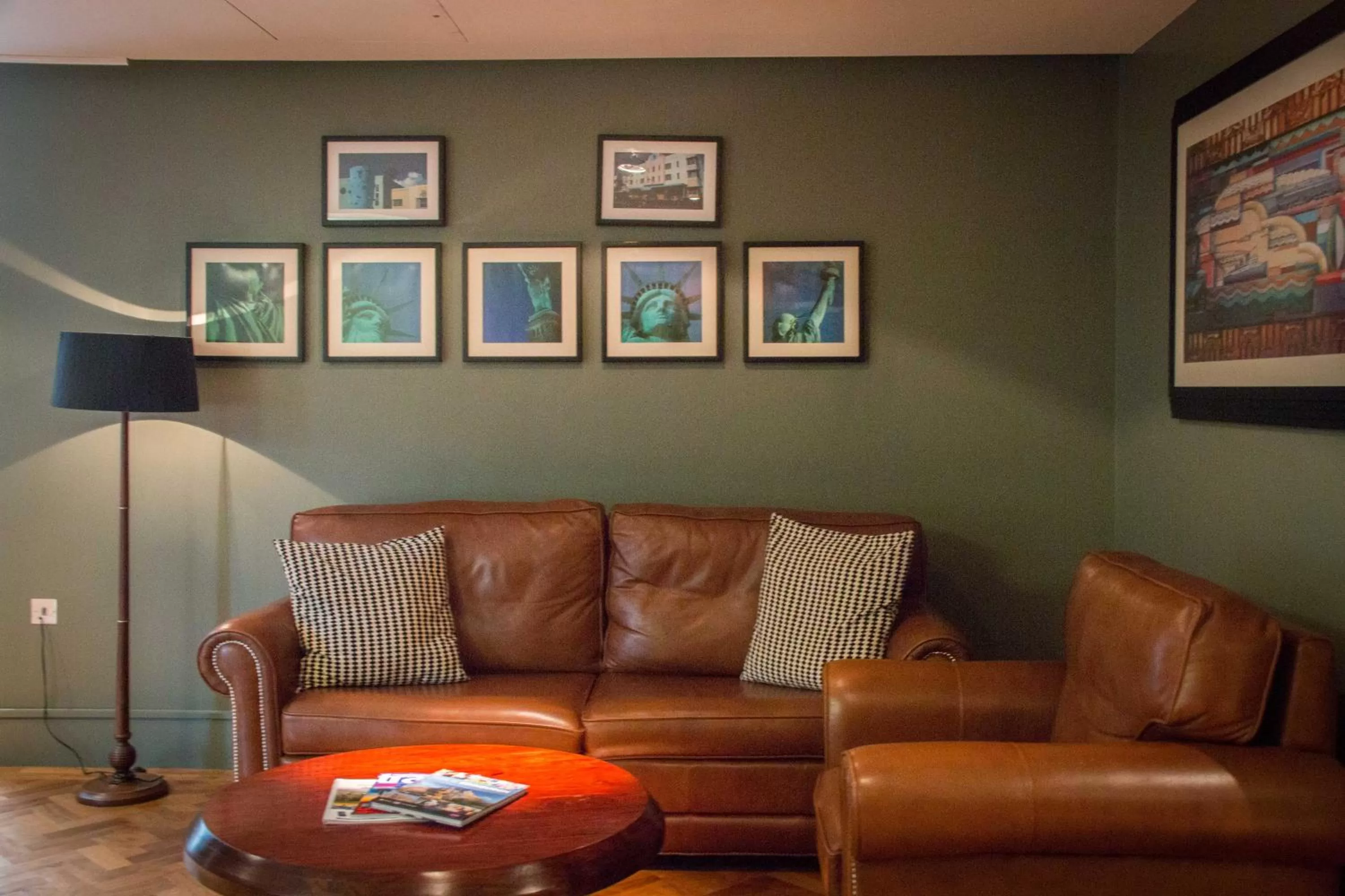 Photo of the whole room in Le Monde Hotel