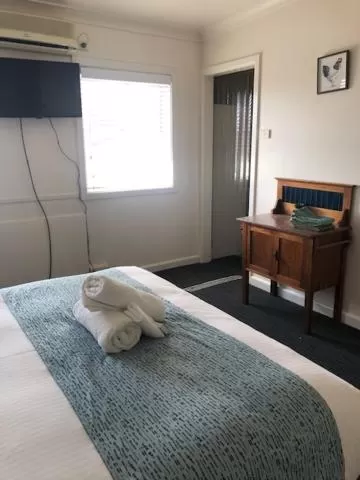 Bed in Ben Hall Motor Inn