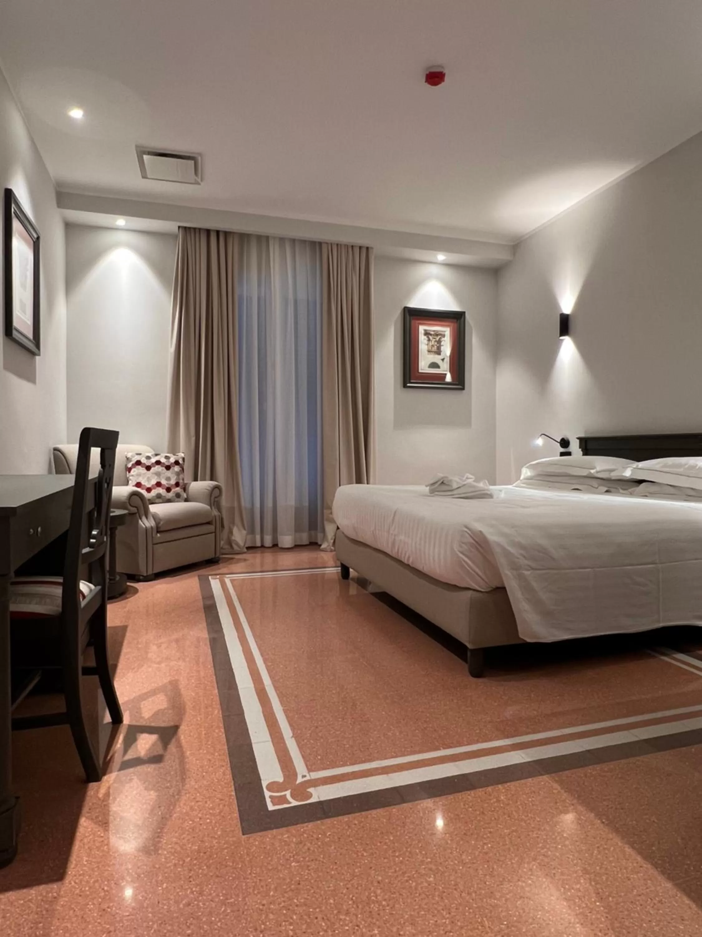 Photo of the whole room, Bed in Mercure Palermo Centro