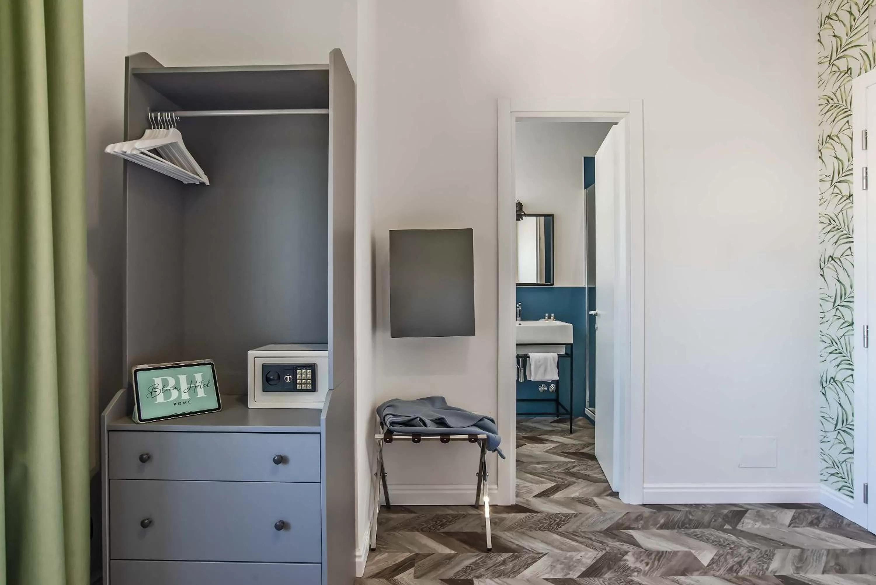 TV and multimedia in Bloom Hotel Rome