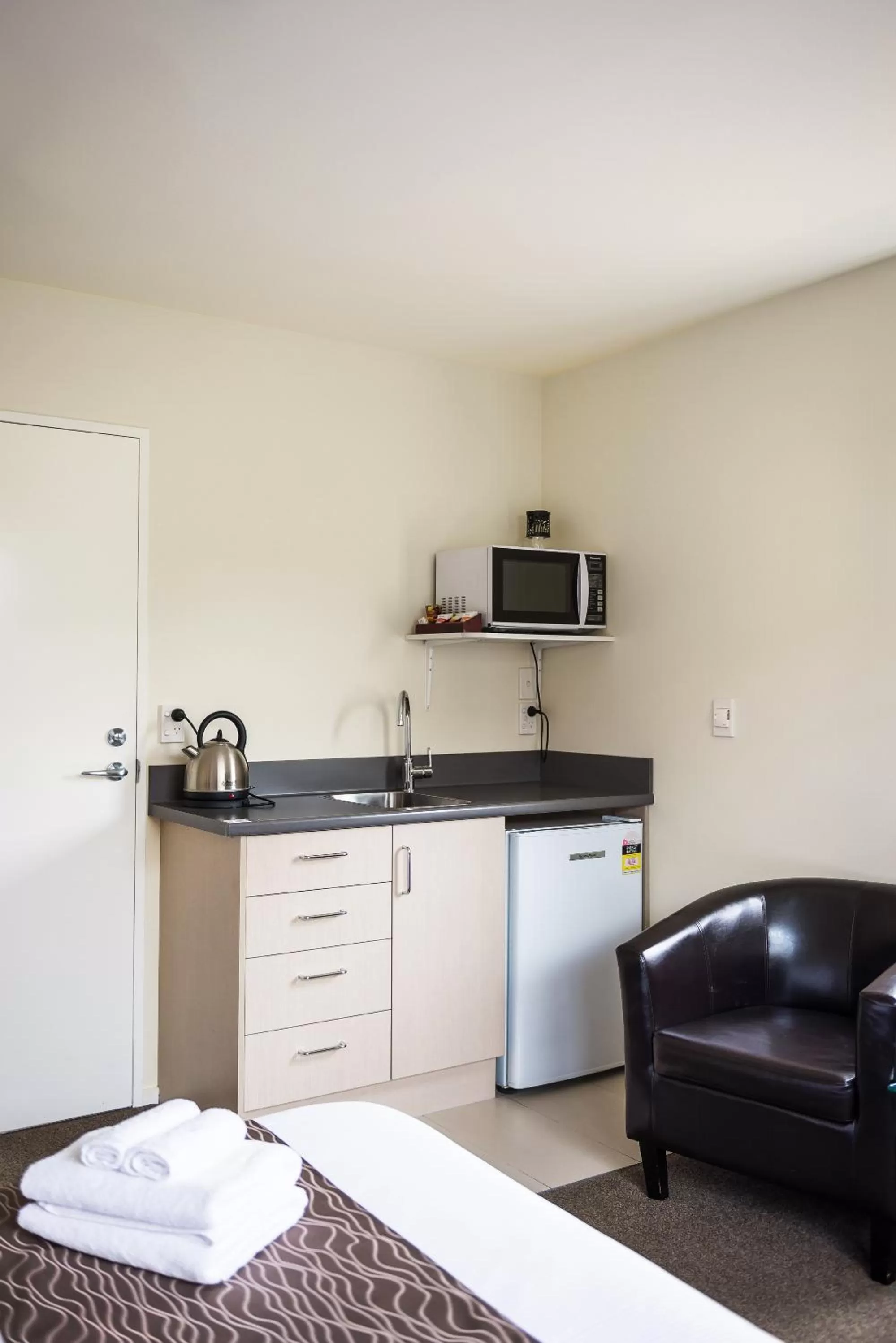 Kitchen or kitchenette, Bed in 123 Motel