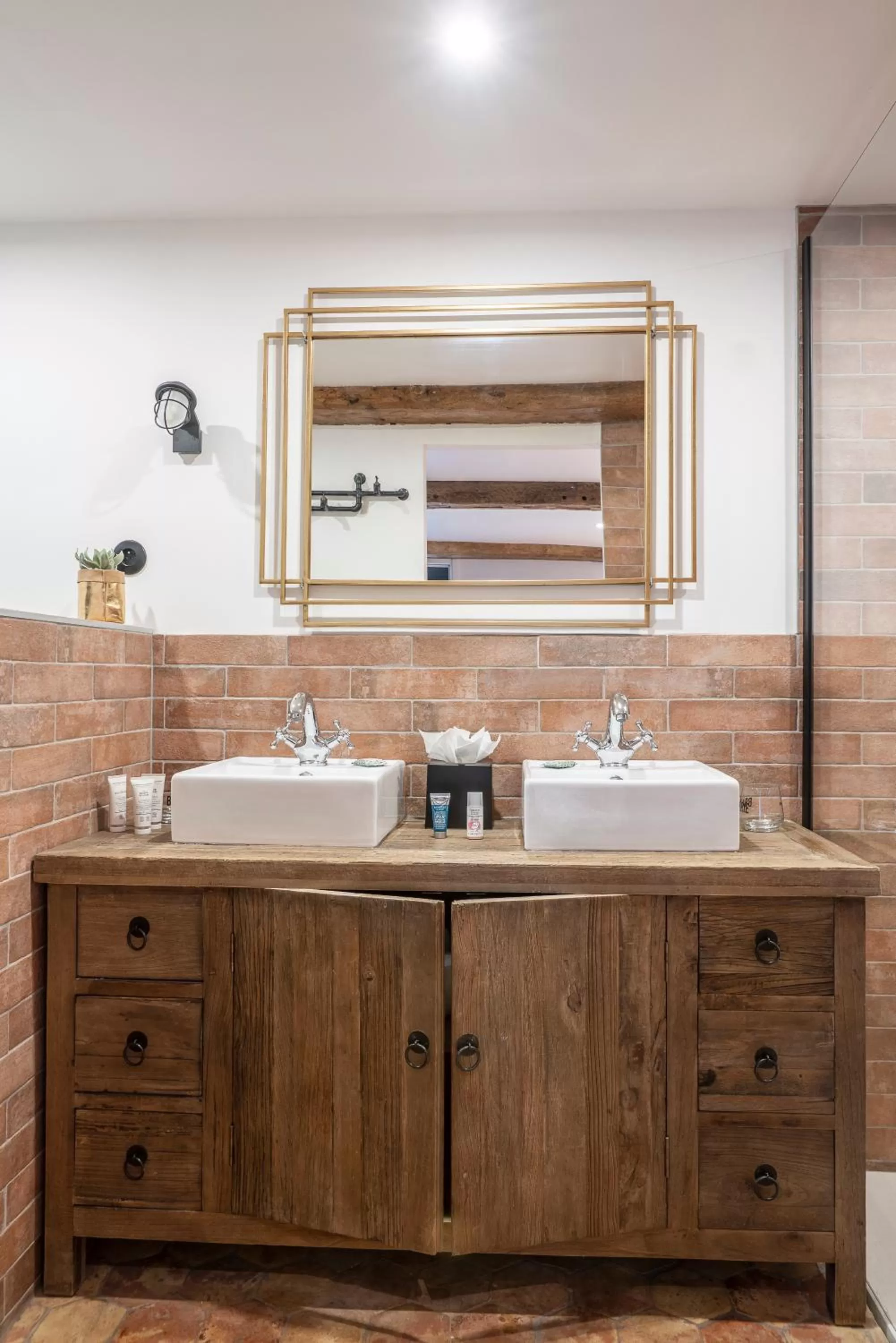 Shower in La Maison du Corsaire