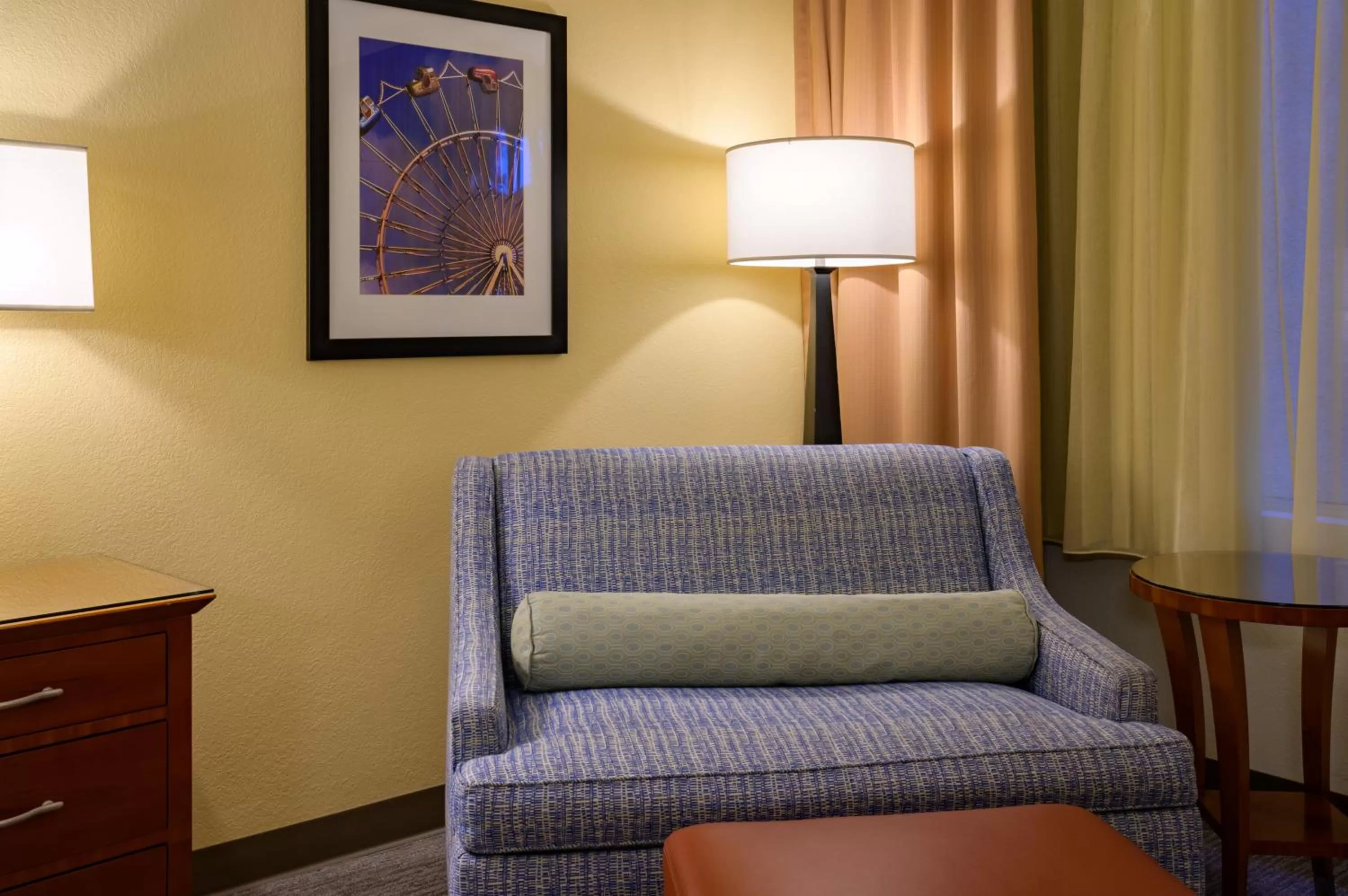 Living room in Airtel Plaza Hotel