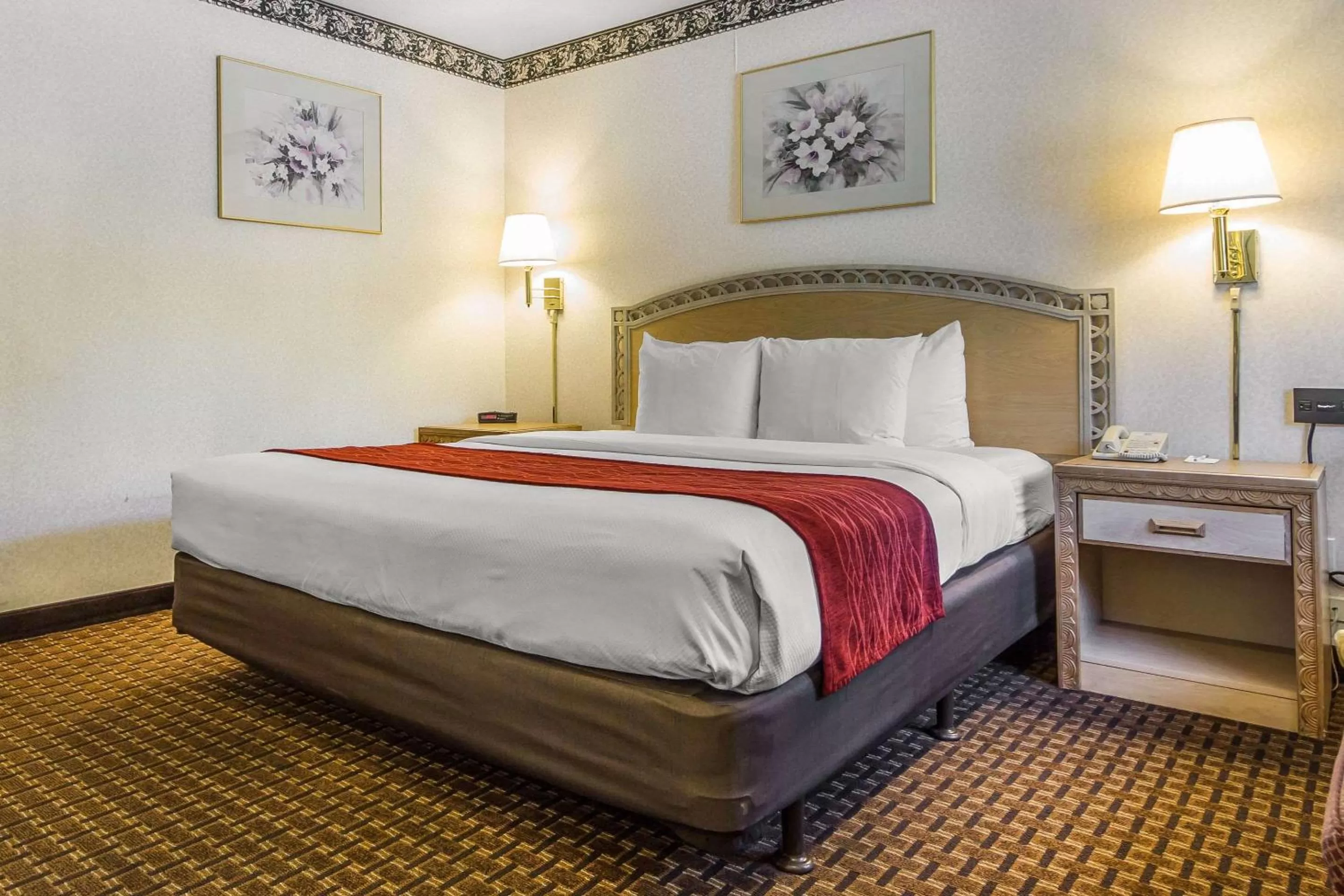 Photo of the whole room, Bed in Comfort Inn Palo Alto