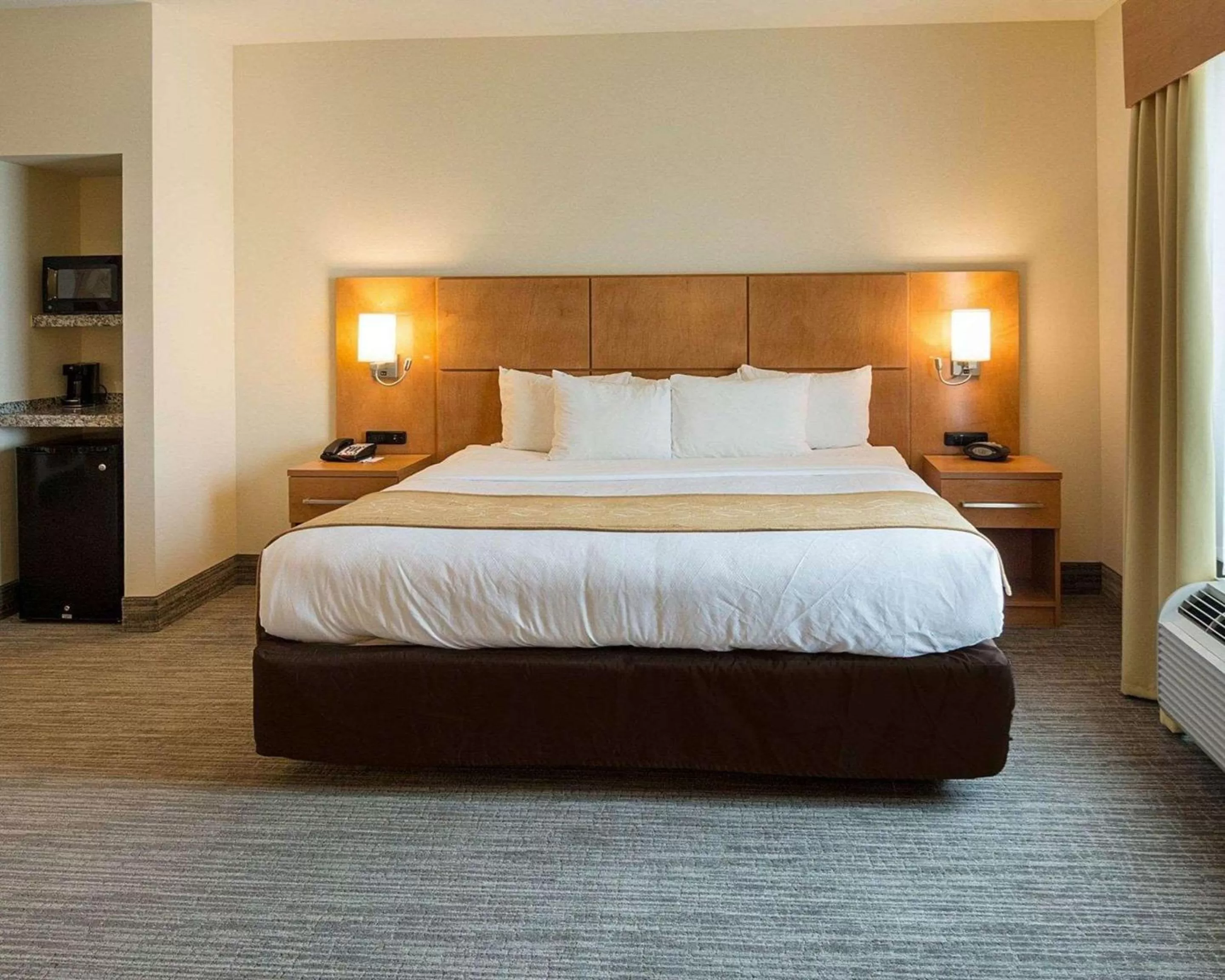 Photo of the whole room, Bed in Comfort Suites Bossier City - Shreveport East
