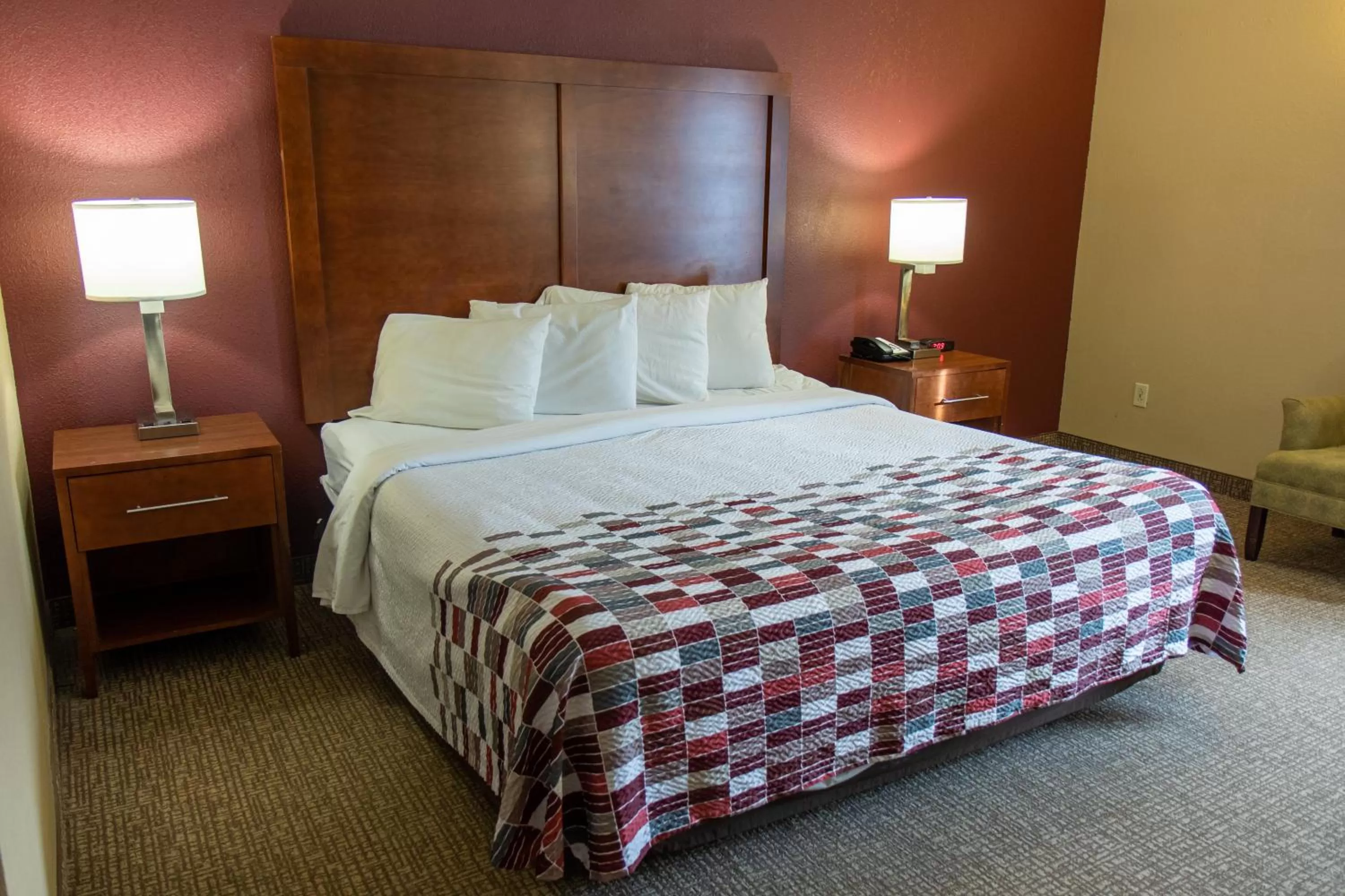 Deluxe King Room Disability Access Non-Smoking in Red Roof Inn Newport News - Yorktown