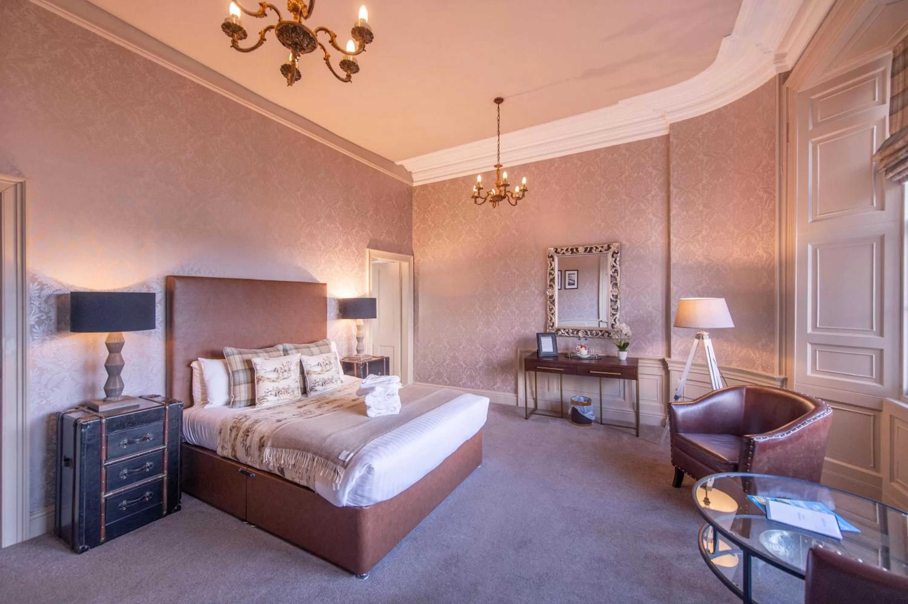 Photo of the whole room, Bed in The Allan Park