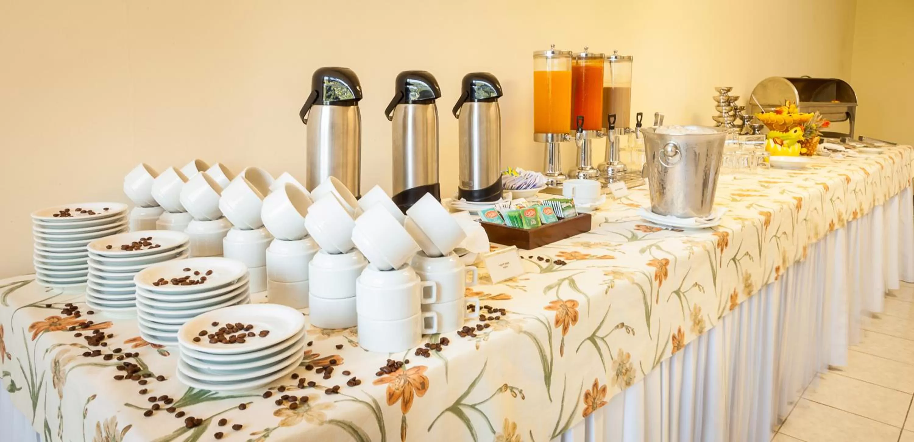 Coffee/tea facilities in Hotel Euro Suíte Recife Boa Viagem By Nacional Inn