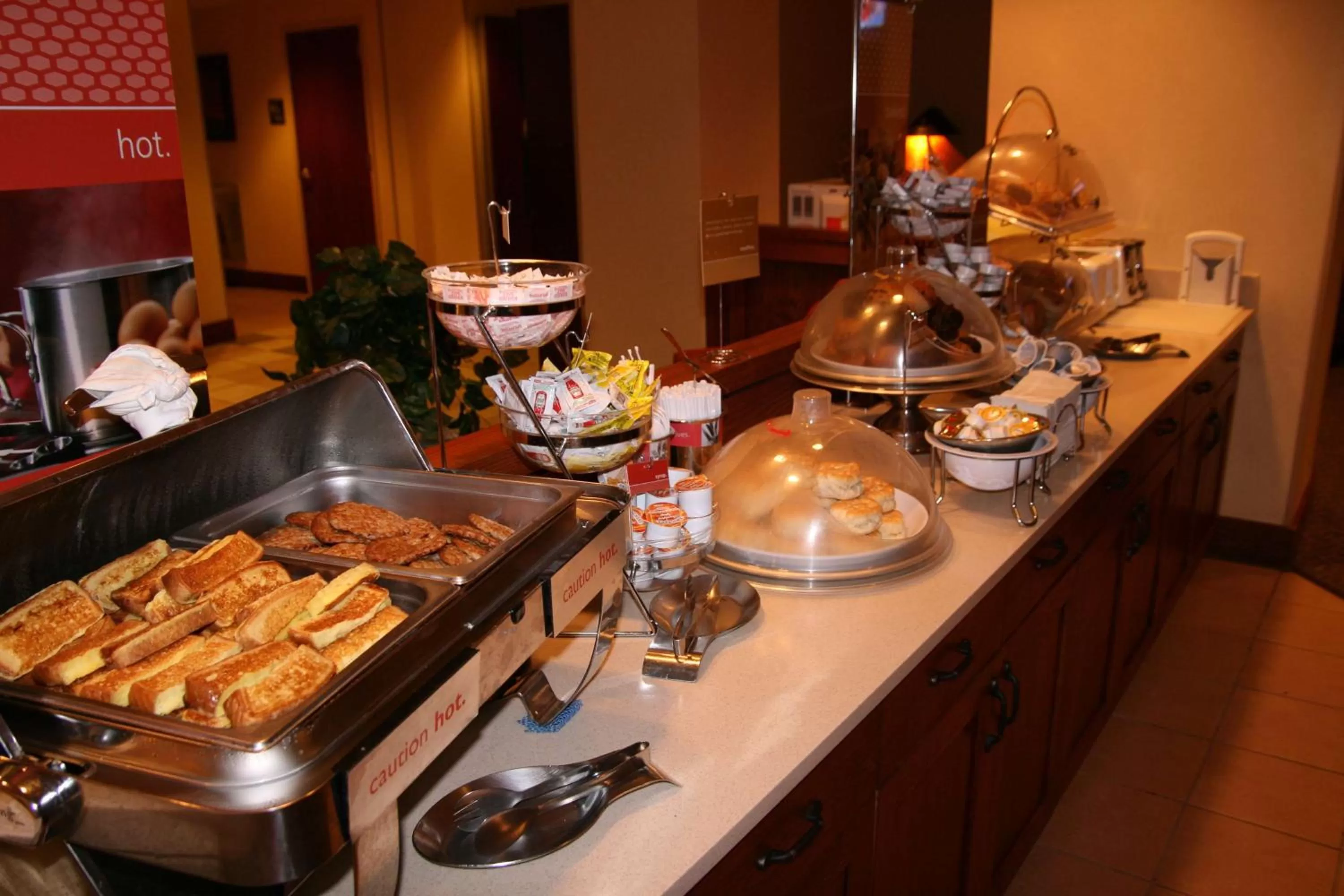 Dining area in Hampton Inn Boston/Braintree