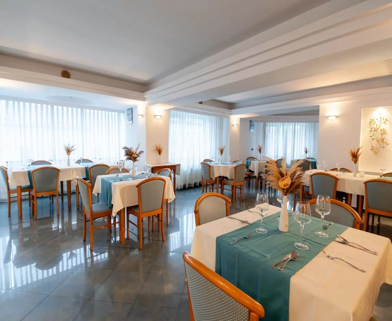 Restaurant/places to eat in Hotel Excelsior By TimHotels