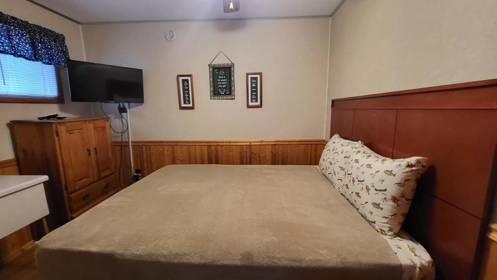 Bed in Hunter's Friend Resort near Silver Dollar City