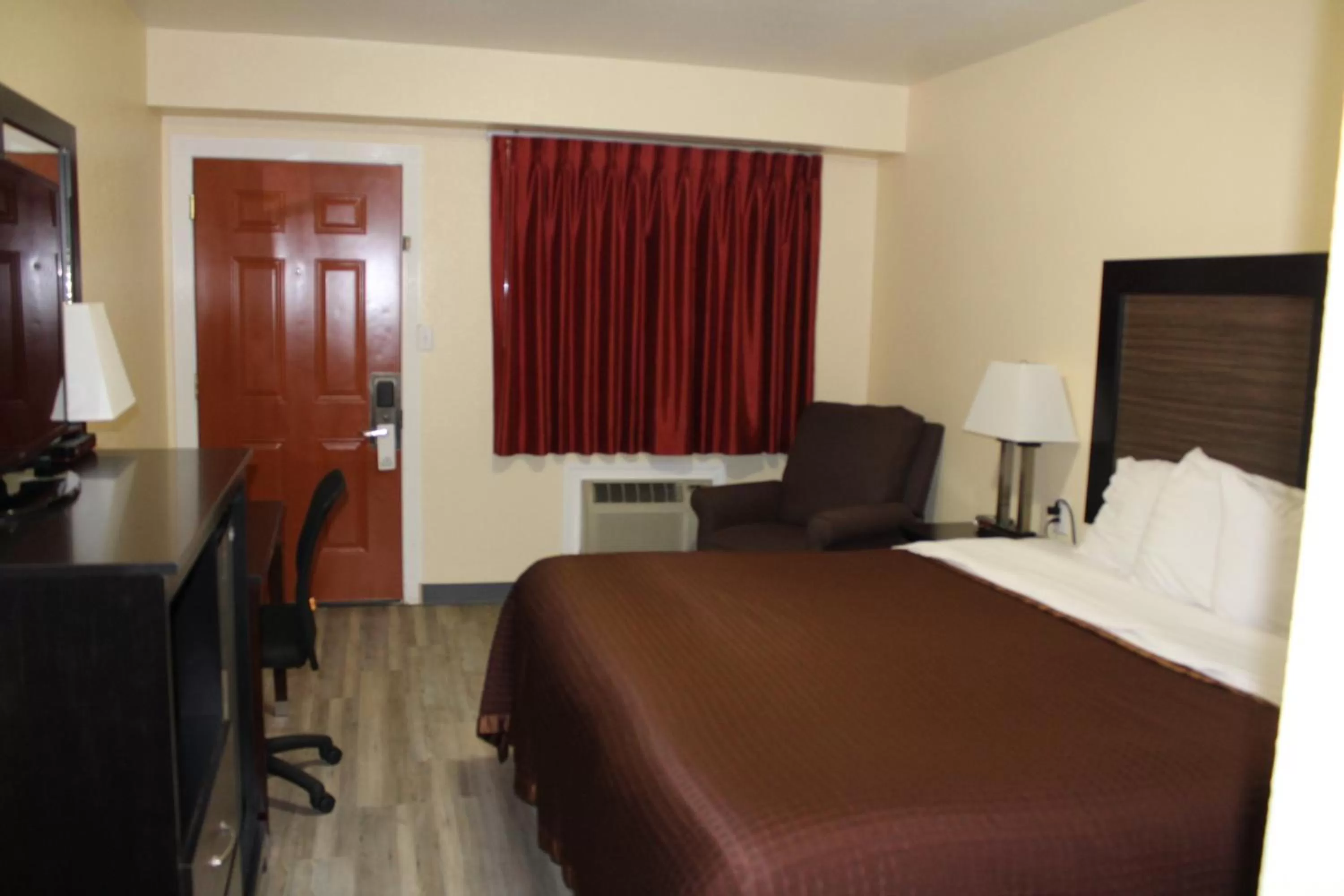 hair dresser, Bed in Rodeway Inn Medford South I-5