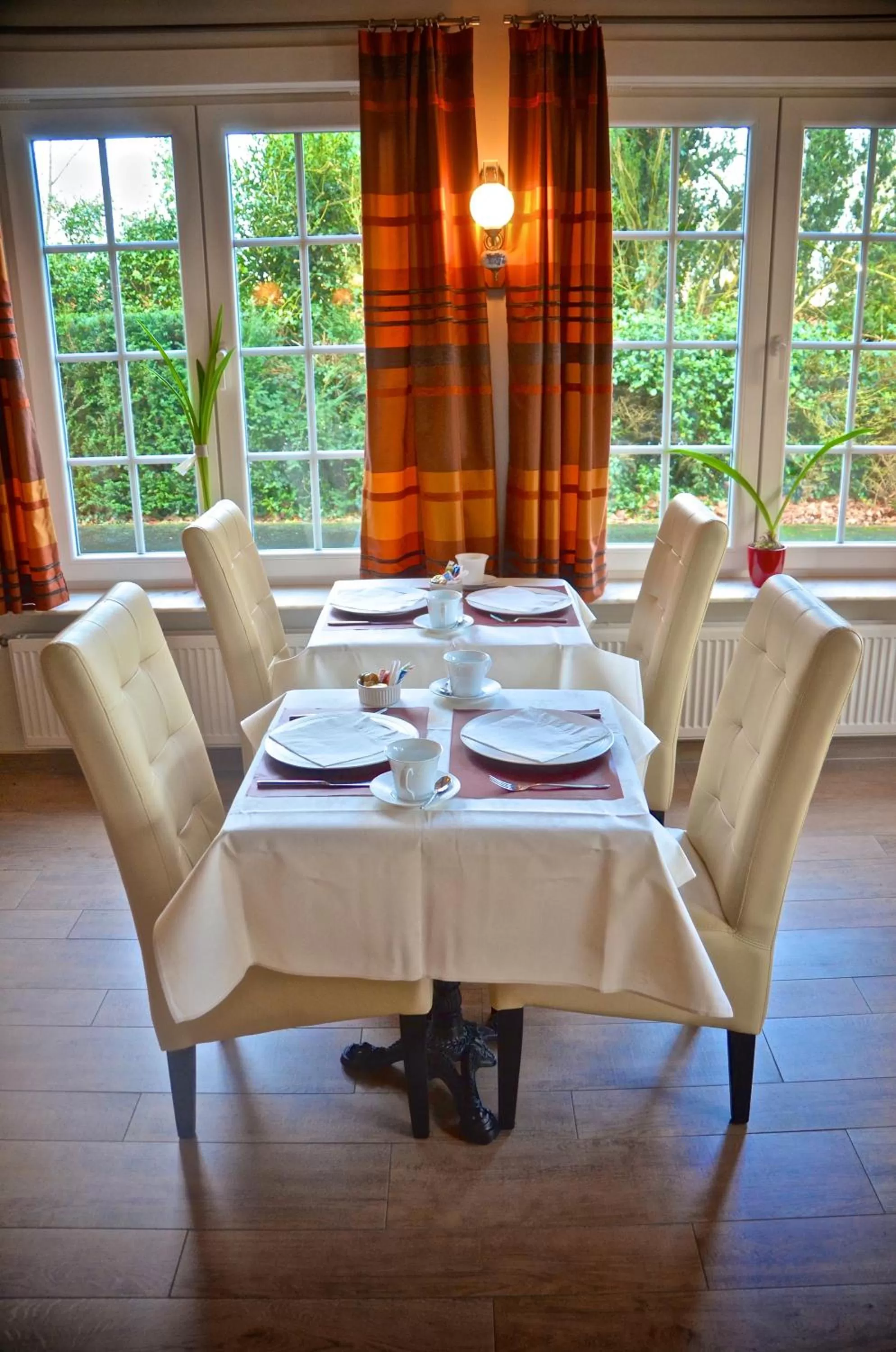 Restaurant/places to eat in Hotel Amaryllis