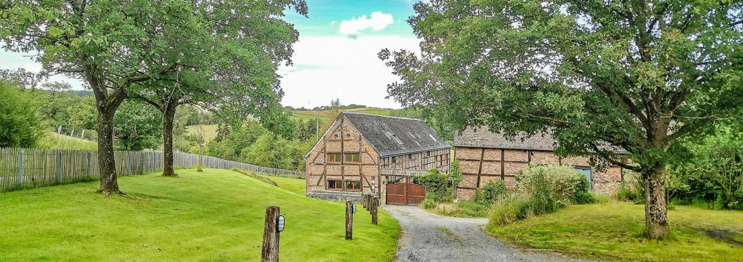 B&B HOTEL IN FERME DE LEUZE nabij Durbuy, eigen laadpalen