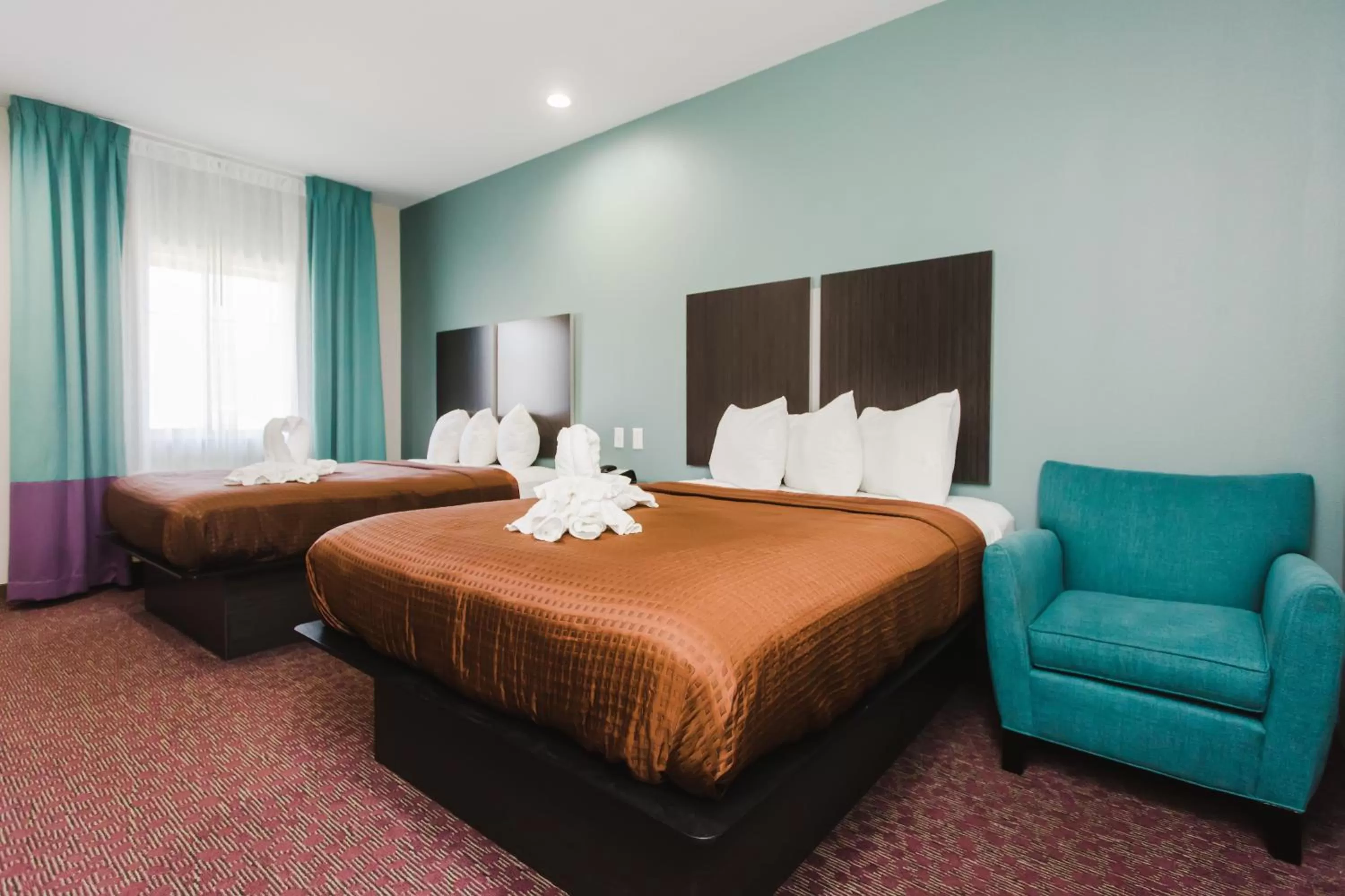 Seating area, Bed in Express Inn - Spring