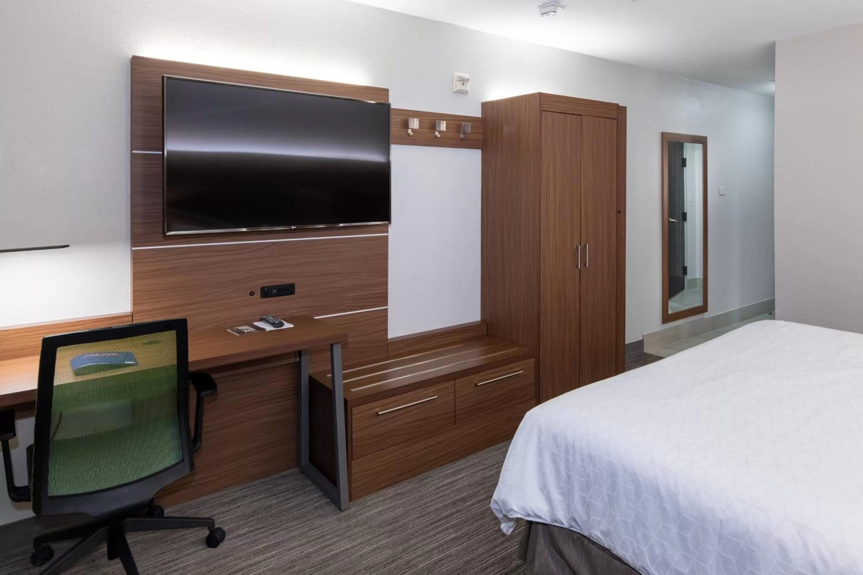 Photo of the whole room, Bed in Holiday Inn Express Arlington Interstate 20 Parks Mall by IHG