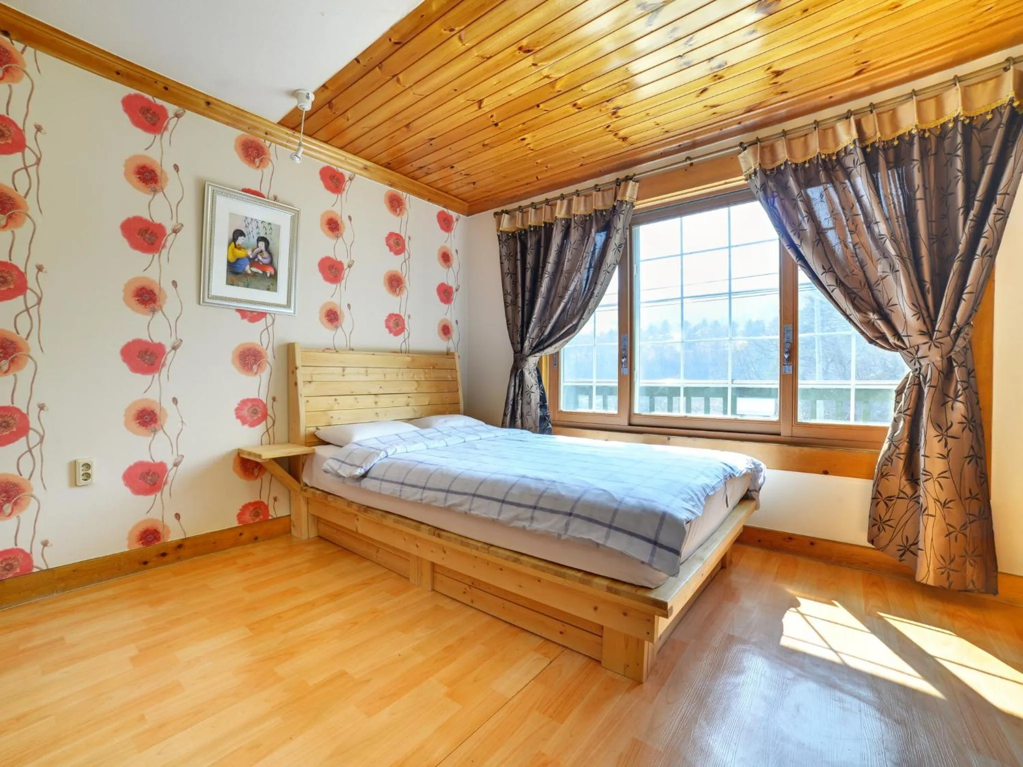 Photo of the whole room, Bed in White Cabin
