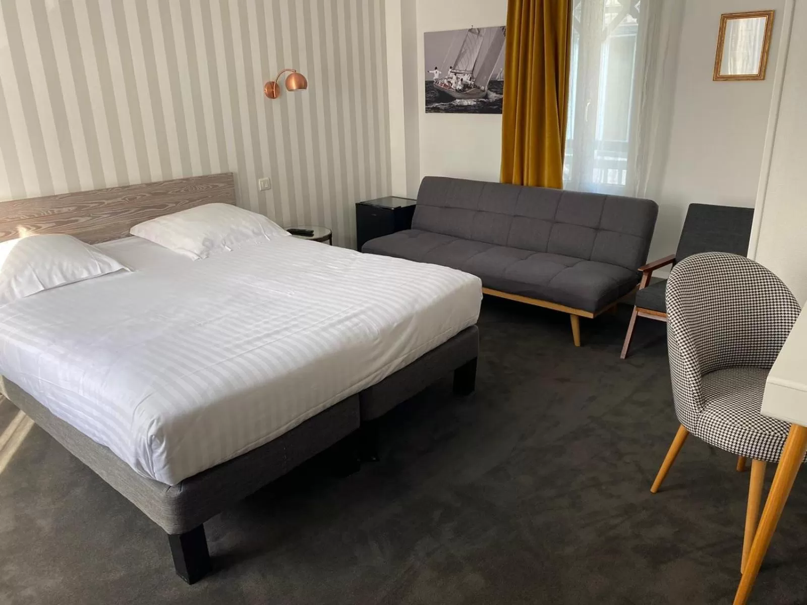 Bedroom, Bed in The Originals Boutique, Hôtel La Colonne de Bronze, Saint-Valéry-sur-Somme