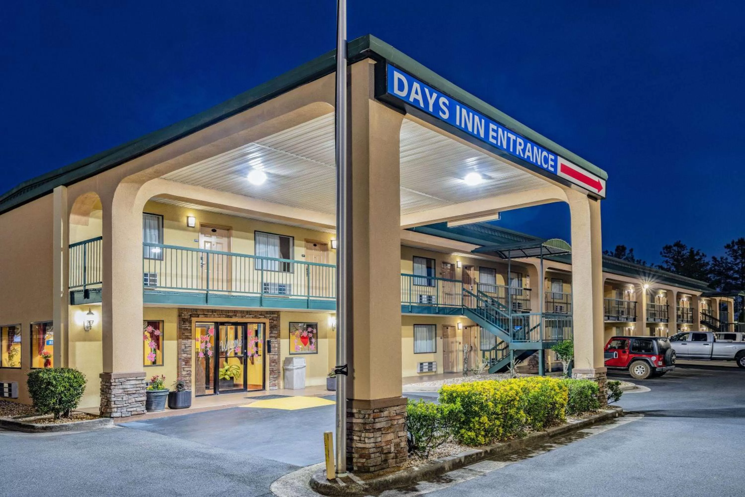 Property building in Days Inn by Wyndham Macon I-475