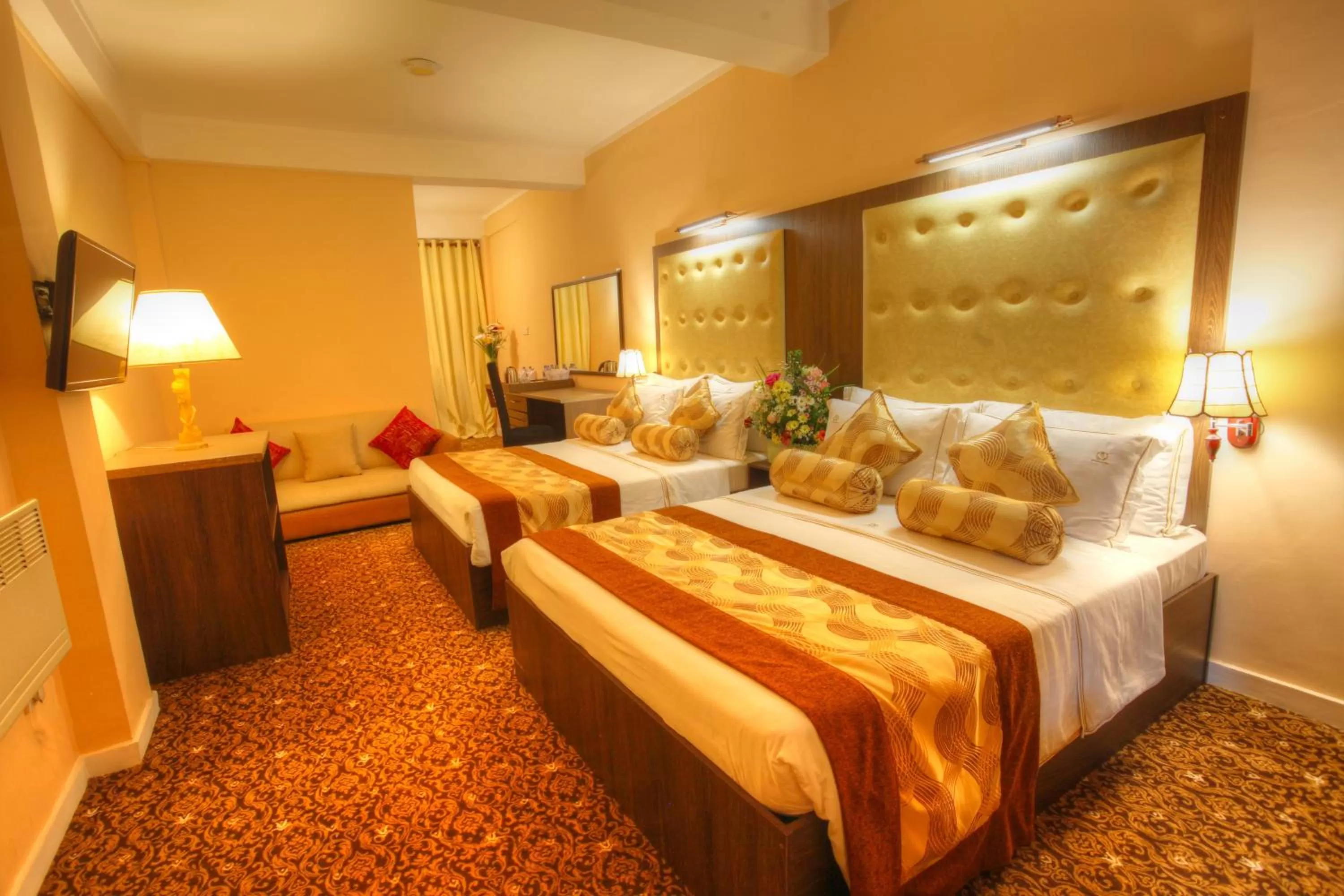 Photo of the whole room, Bed in The Queensburry City Hotel