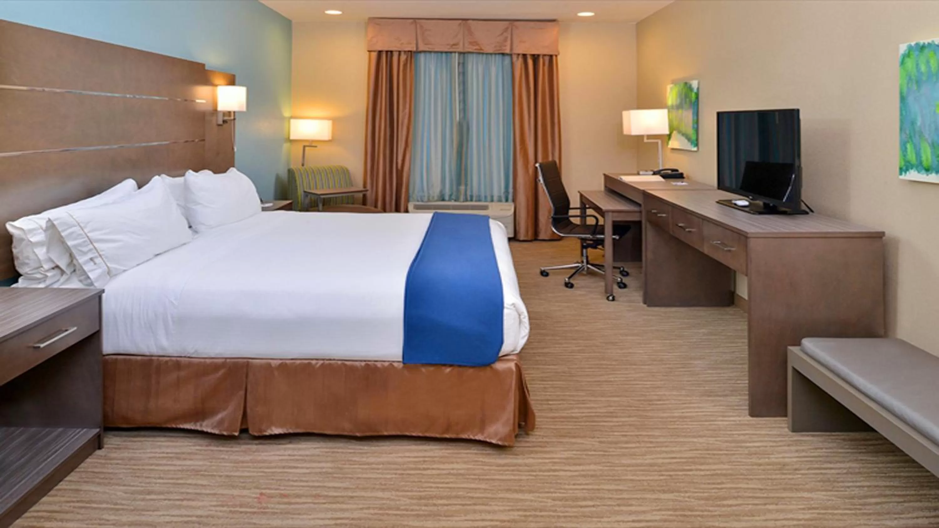 Photo of the whole room, Bed in Holiday Inn Express and Suites Schulenburg by IHG