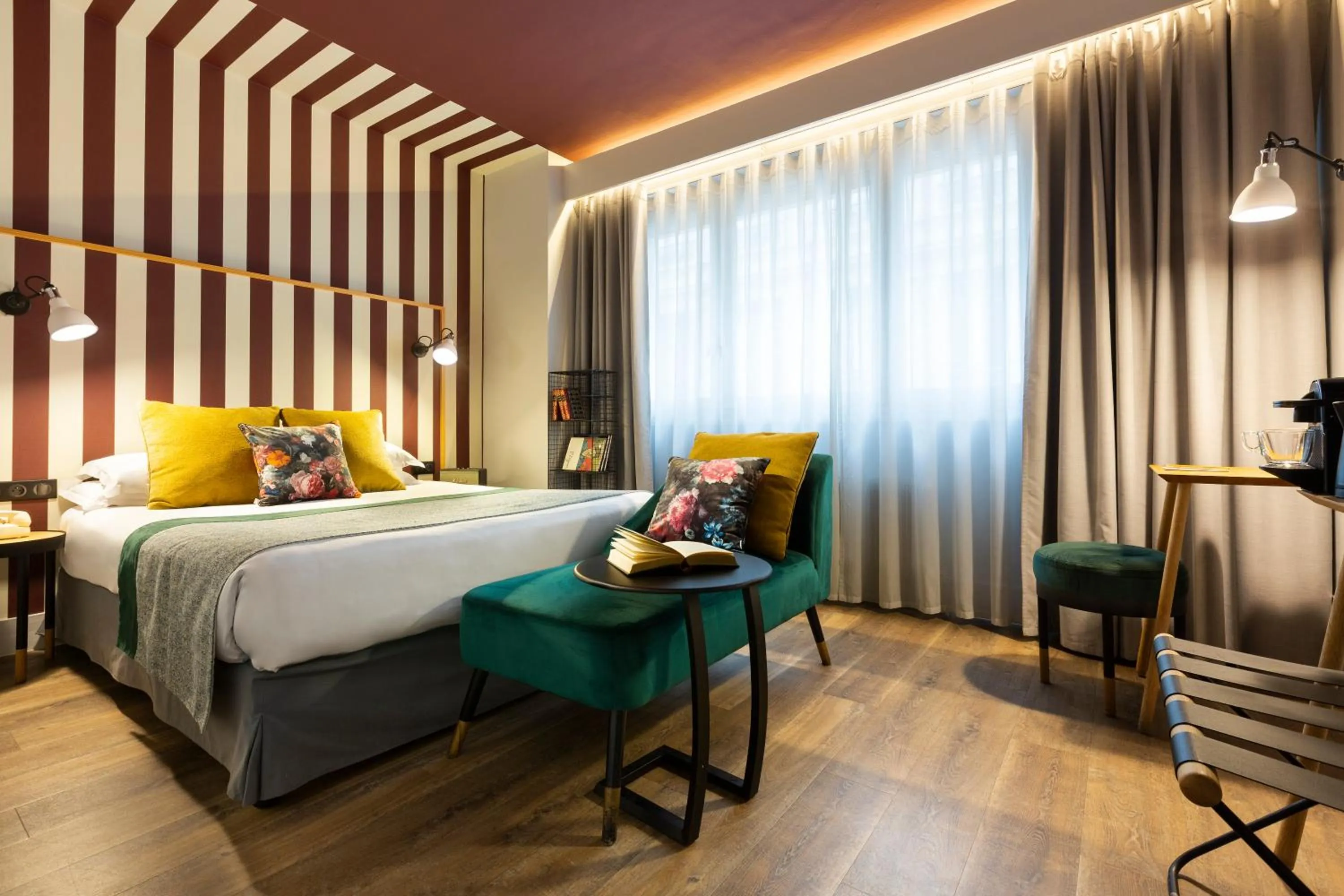 Coffee/tea facilities, Bed in Hôtel Edmond W Lyon Part-Dieu