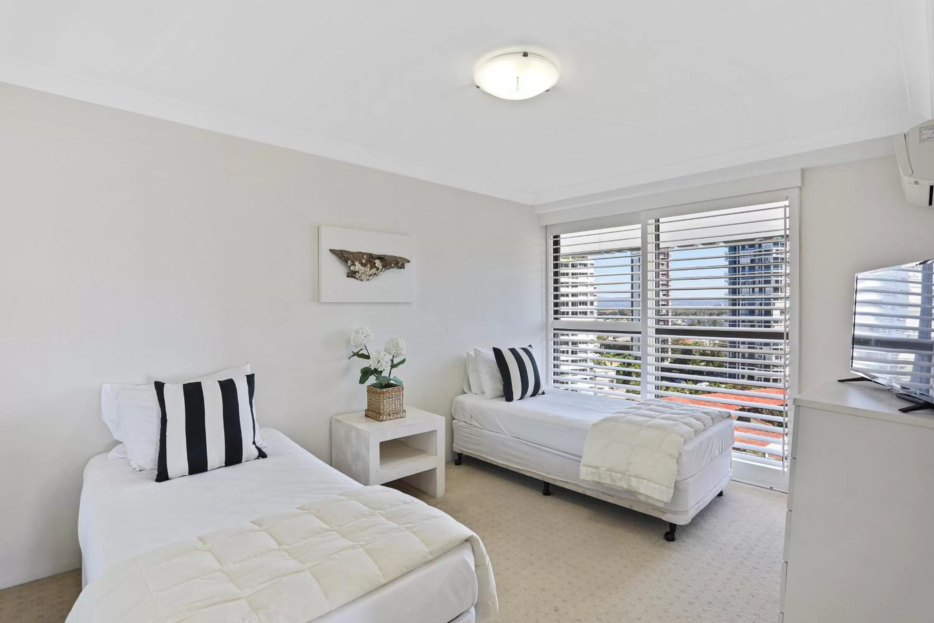 Bedroom, Bed in De Ville Apartments