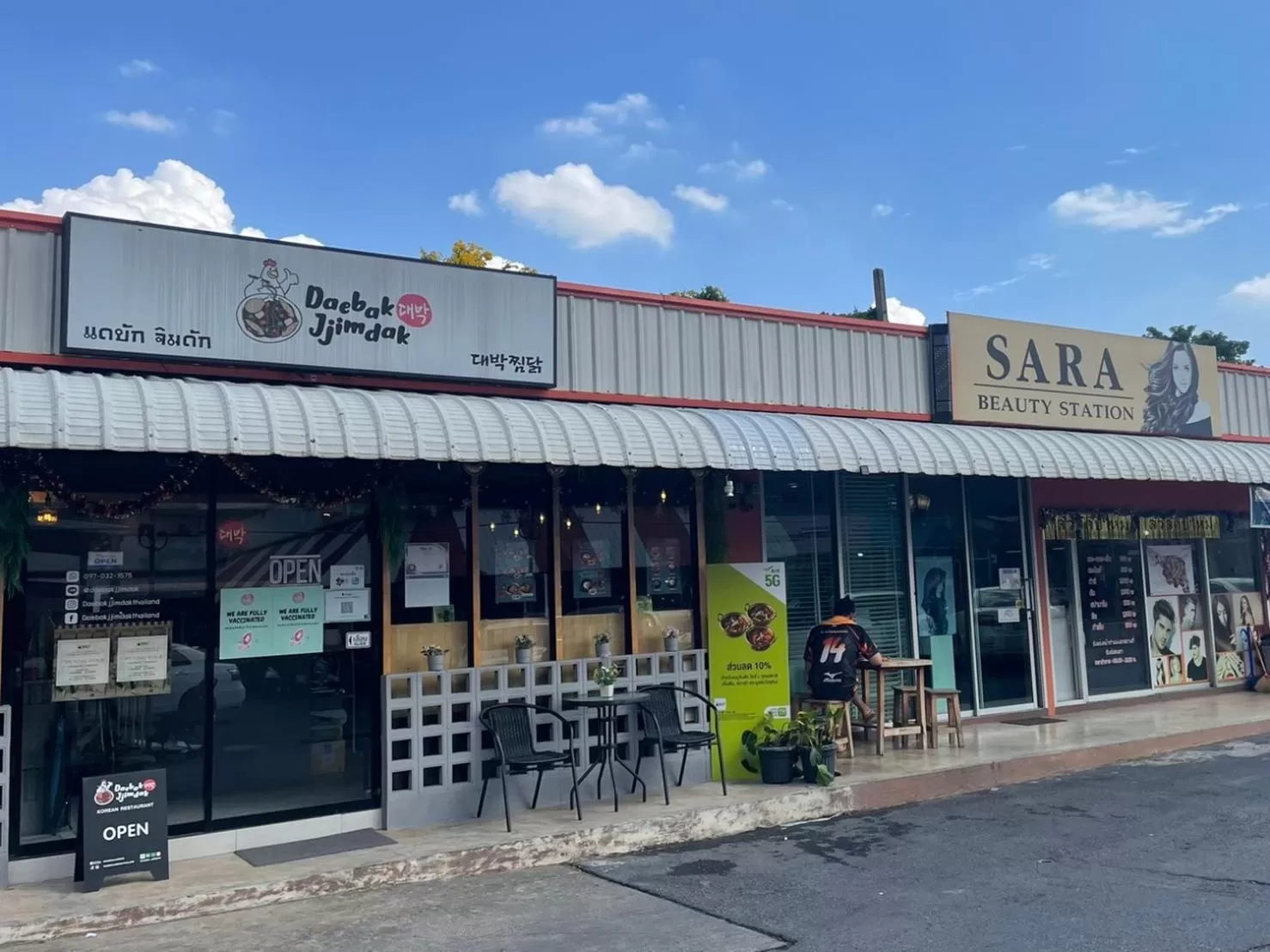 Restaurant/places to eat in V20 Boutique Jacuzzi Hotel