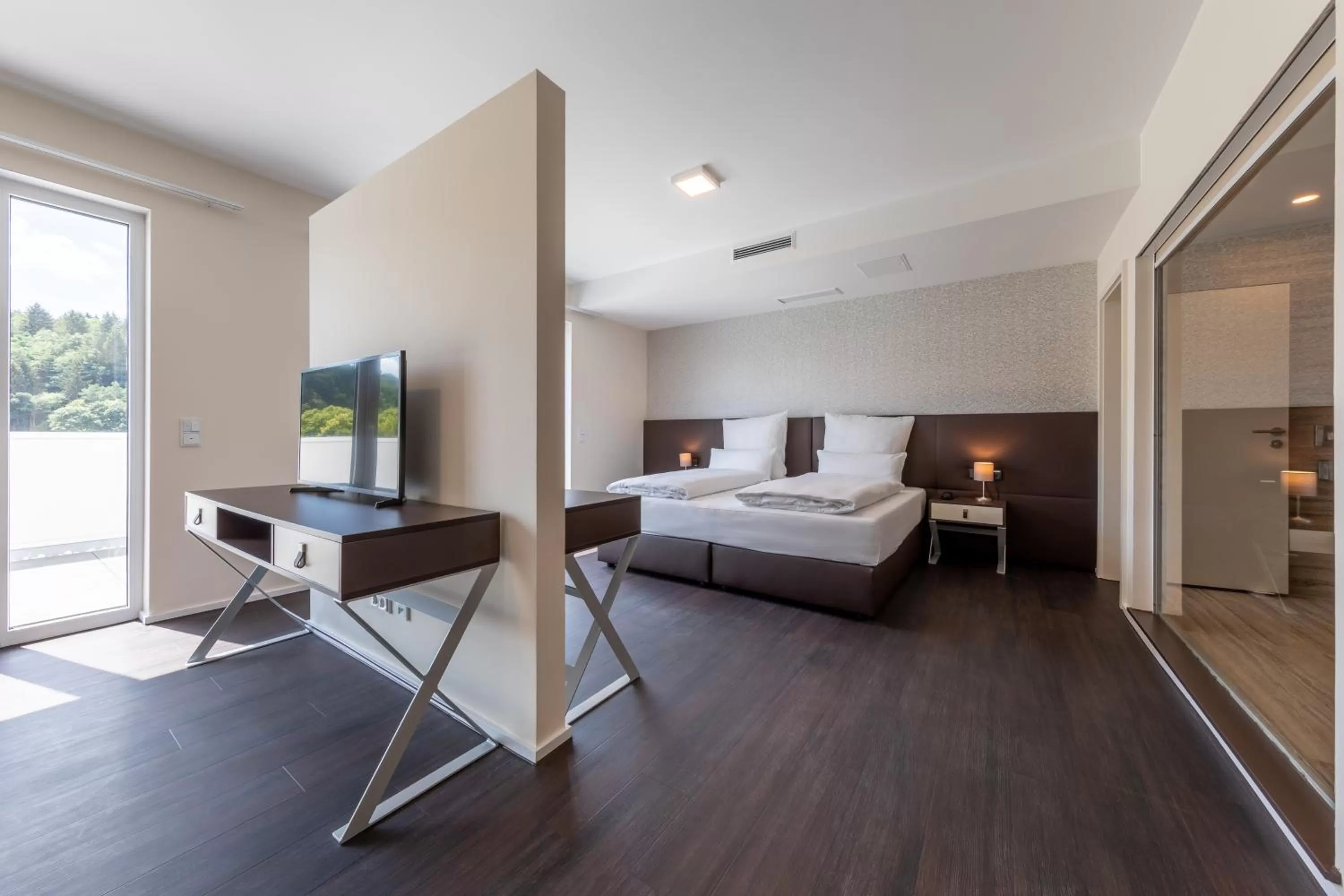 Living room, Bed in Trip Inn Conference Hotel & Suites