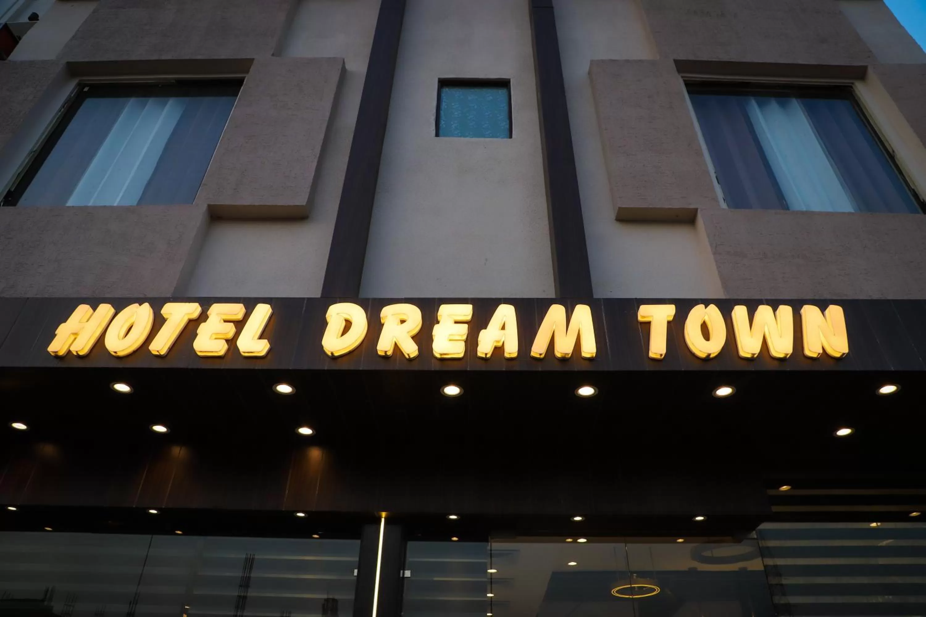 Facade/entrance in Hotel Dream Town By Cozy Hotels & Resorts