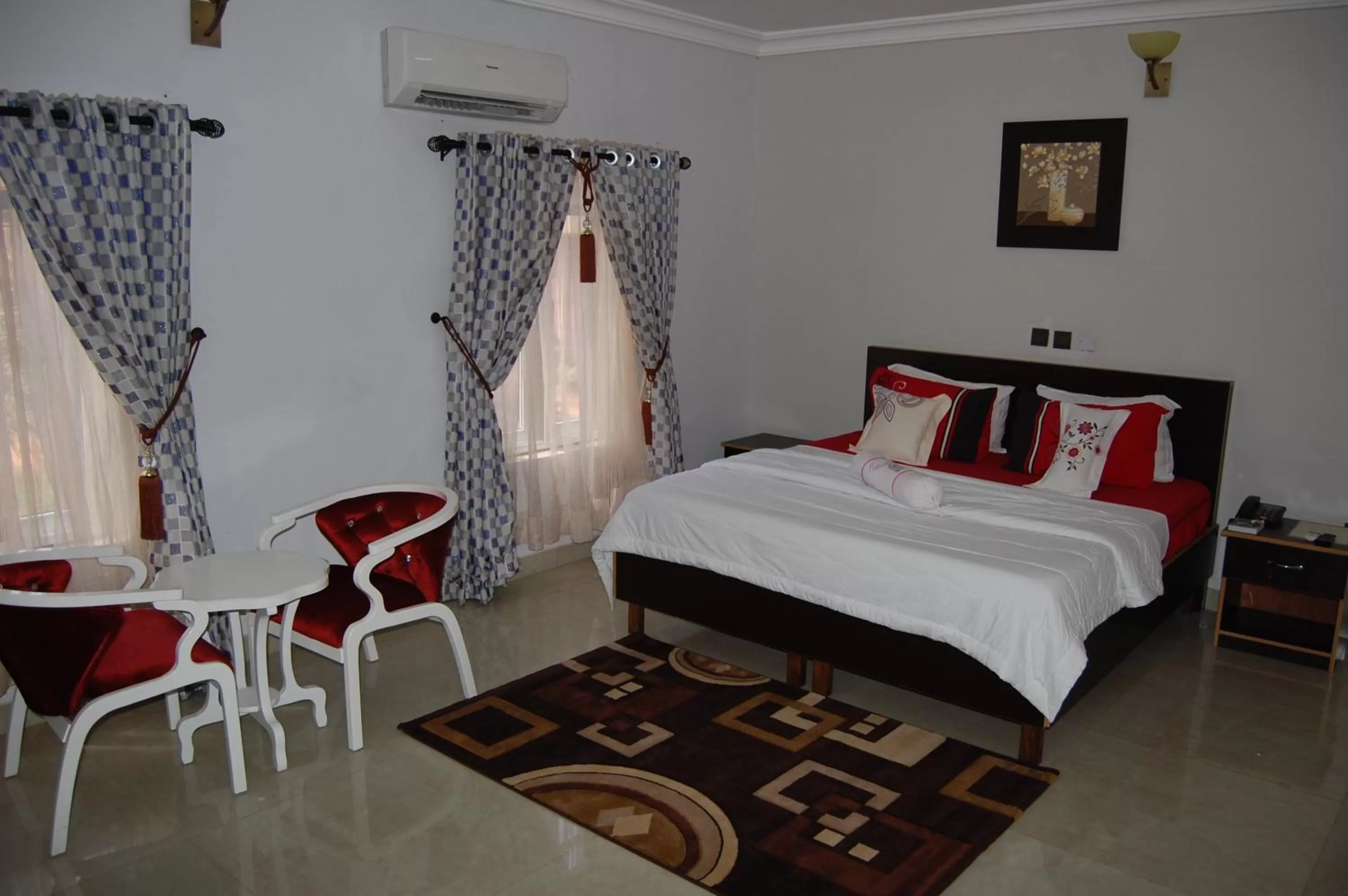 Nue-Crest Hotels & Suites