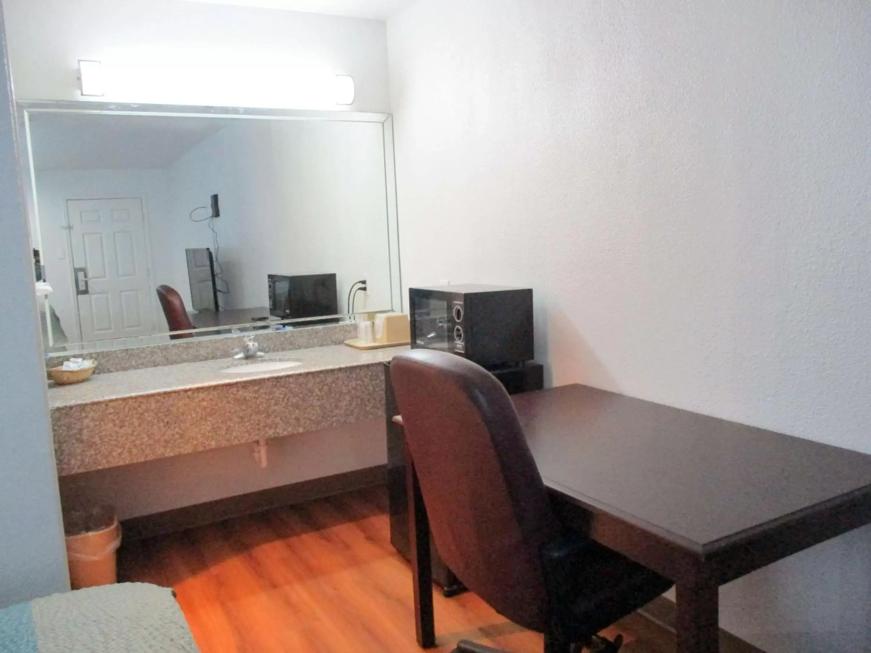 Deluxe King Room - single occupancy - Smoking in Motel 6-Freeport, TX Deluxe King Room - single occupancy - Smoking in Motel 6-Freeport, TX