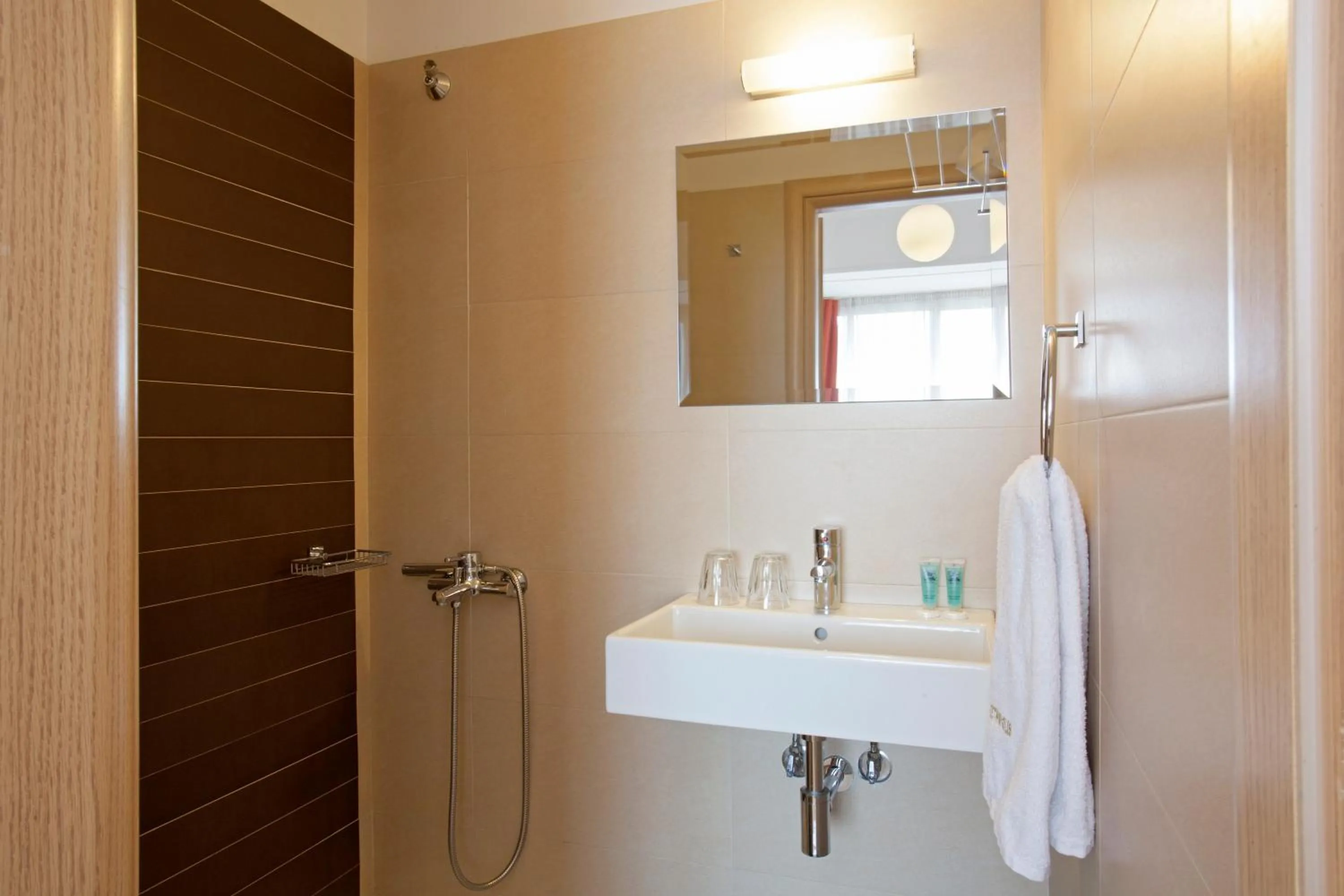 Bathroom in Metropolis Hotel